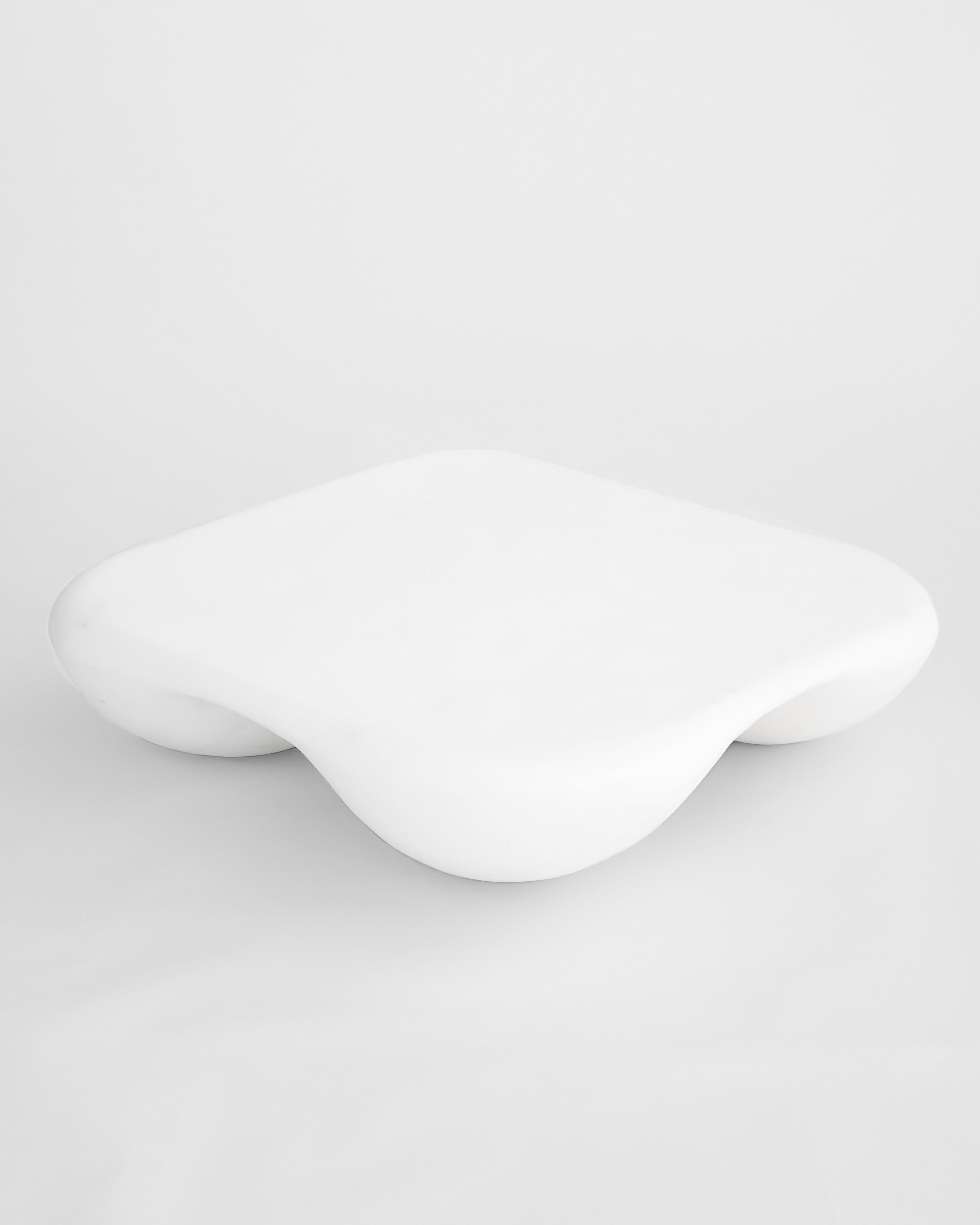 XXIe siècle et contemporain Table basse carrée et arrondie blanche en composite de pierre de Mike Ruiz-Serra en vente