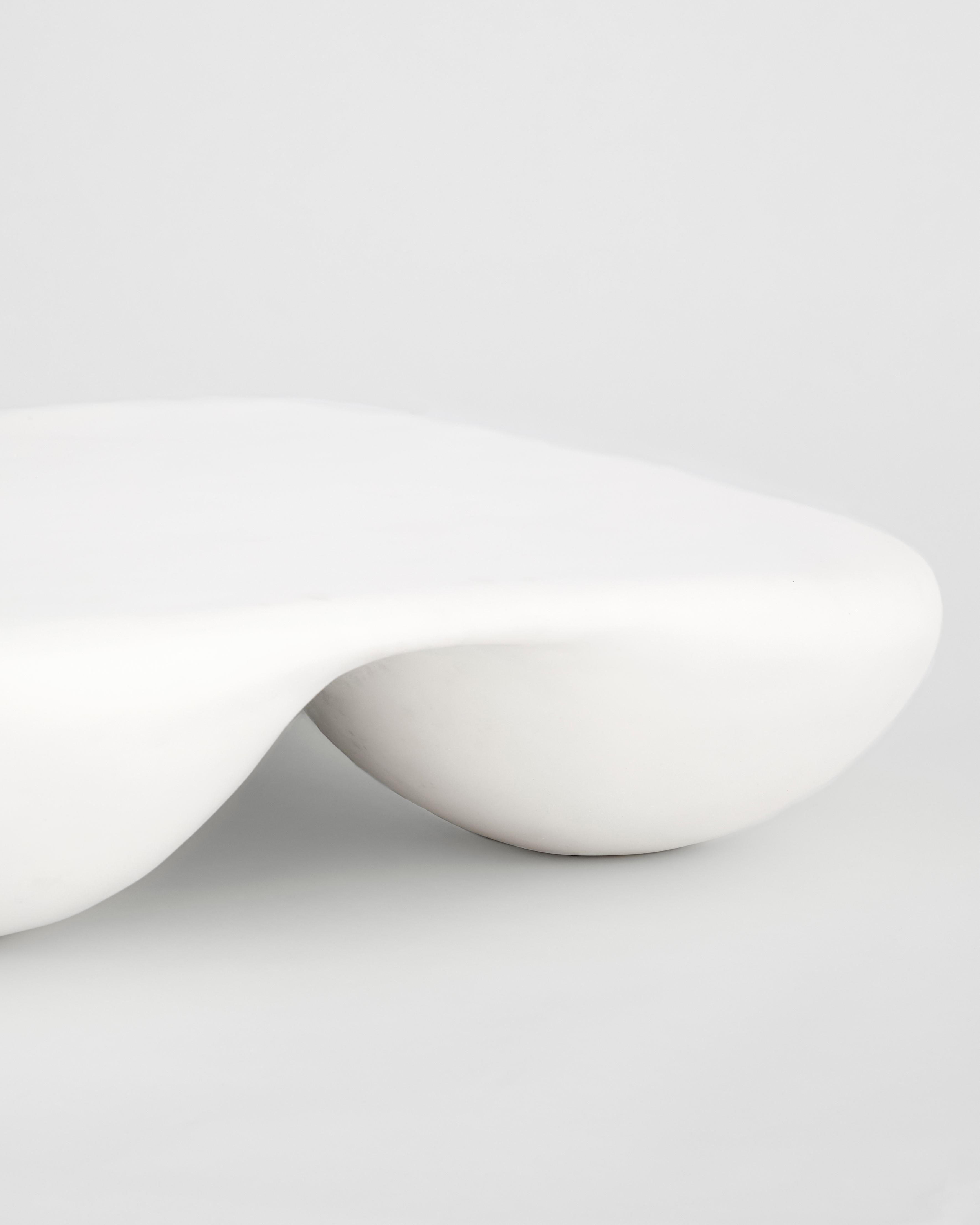 Table basse carrée et arrondie blanche en composite de pierre de Mike Ruiz-Serra en vente 1