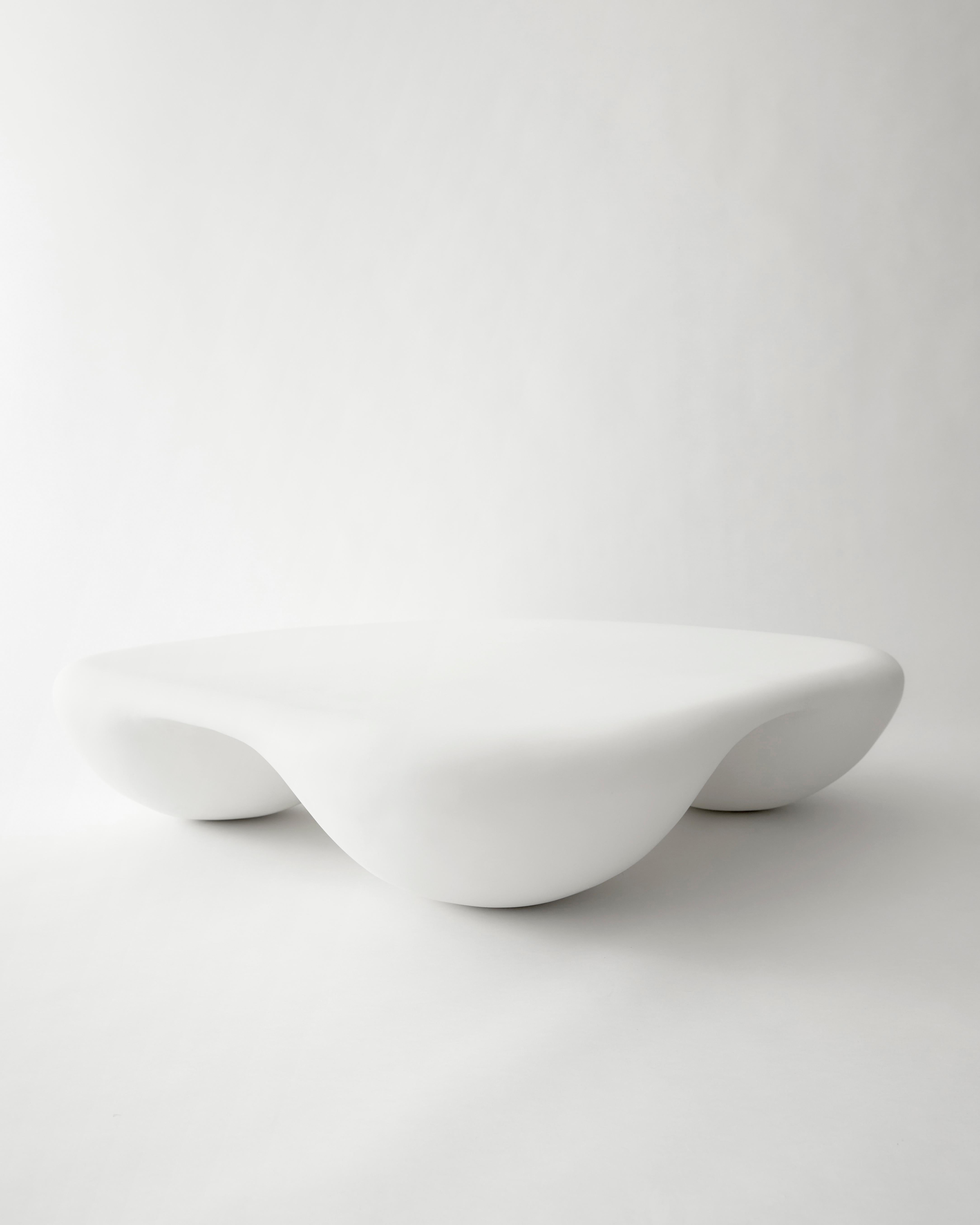 Table basse carrée et arrondie blanche en composite de pierre de Mike Ruiz-Serra en vente 2
