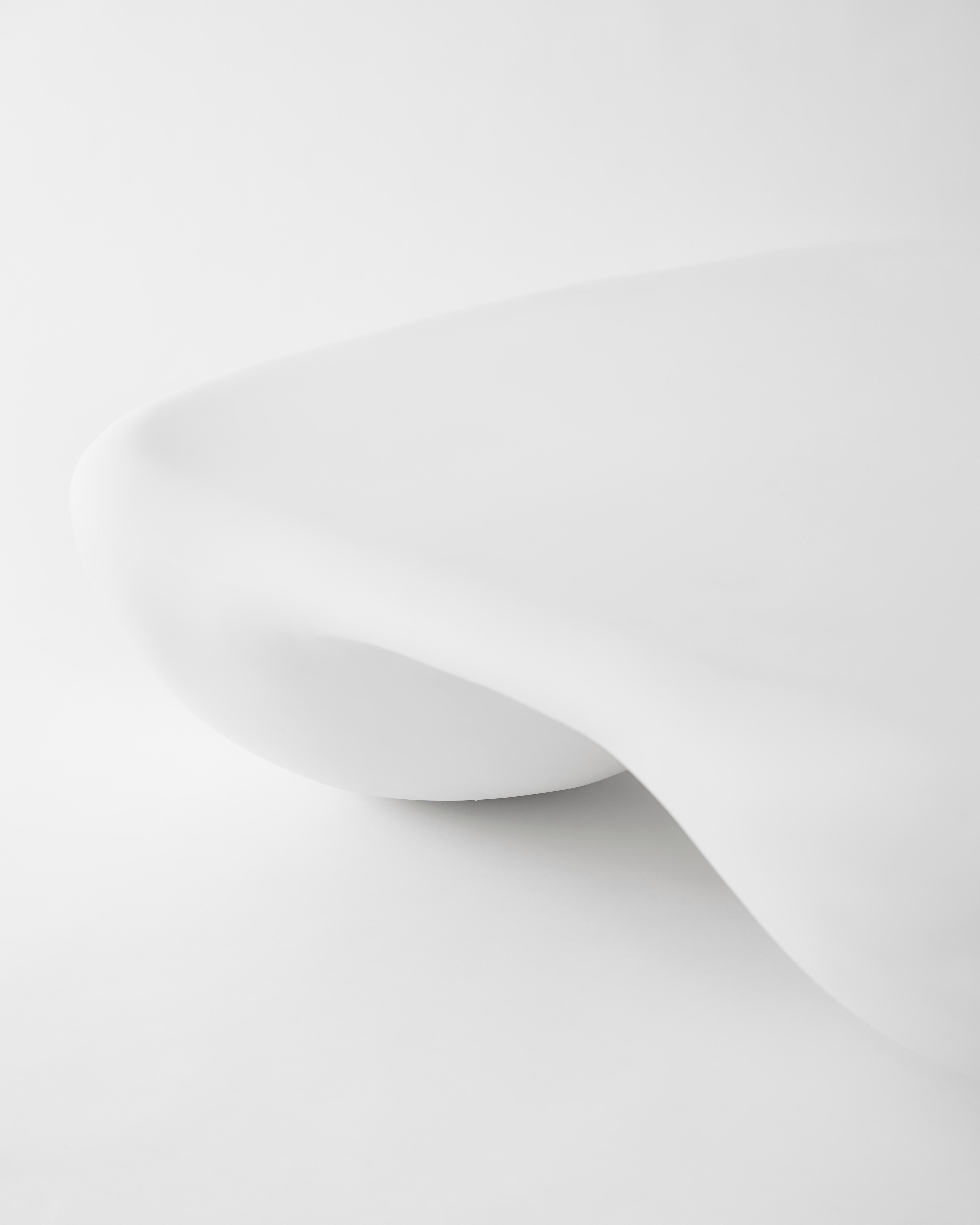 Table basse carrée et arrondie blanche en composite de pierre de Mike Ruiz-Serra en vente 3