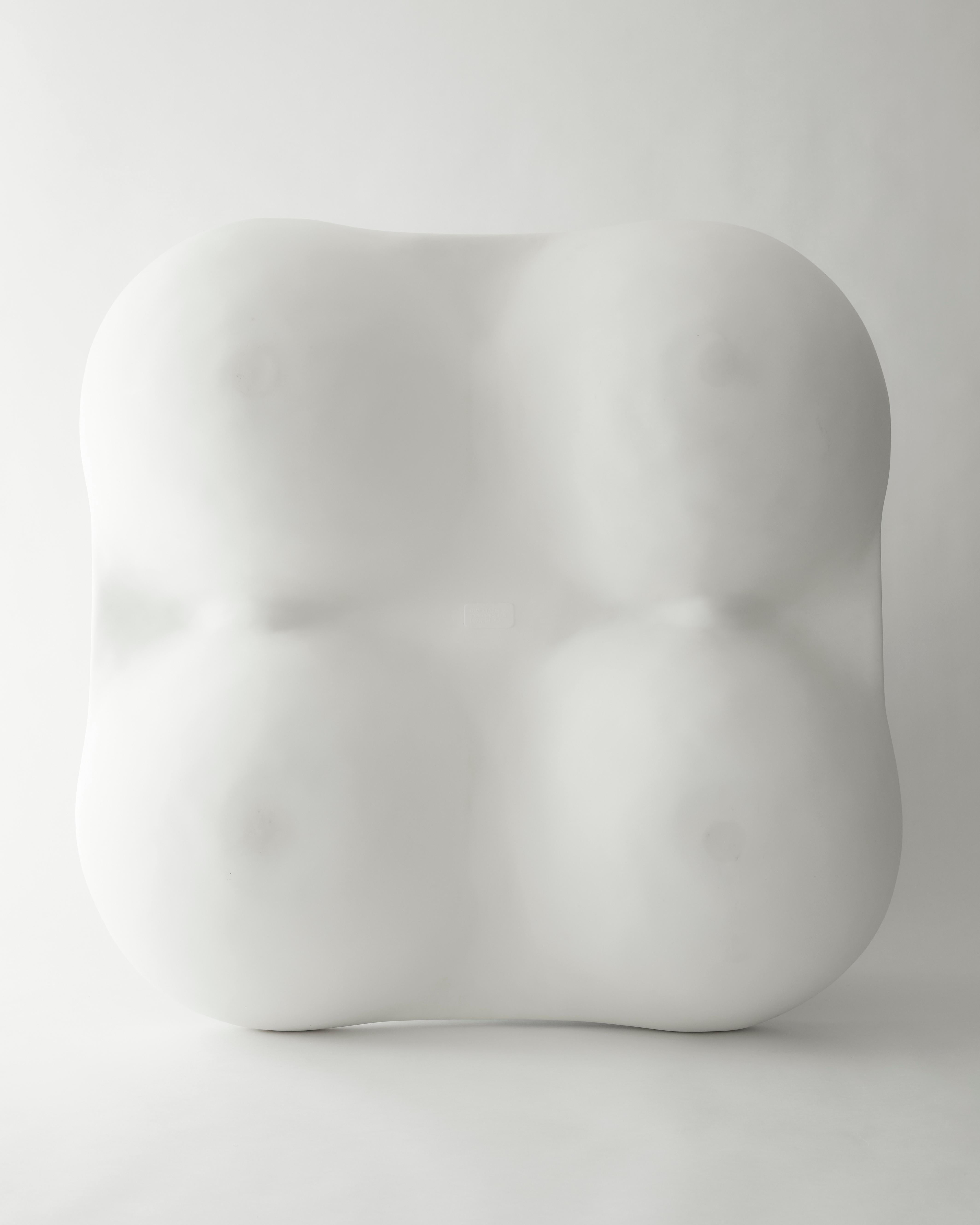 Table basse carrée et arrondie blanche en composite de pierre de Mike Ruiz-Serra en vente 4