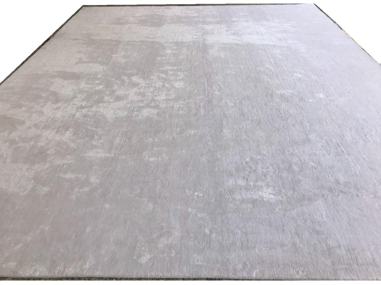 Post-Modern Modern White Hand-loomed Bamboo Silk Minimalist Neutral Rug For Sale