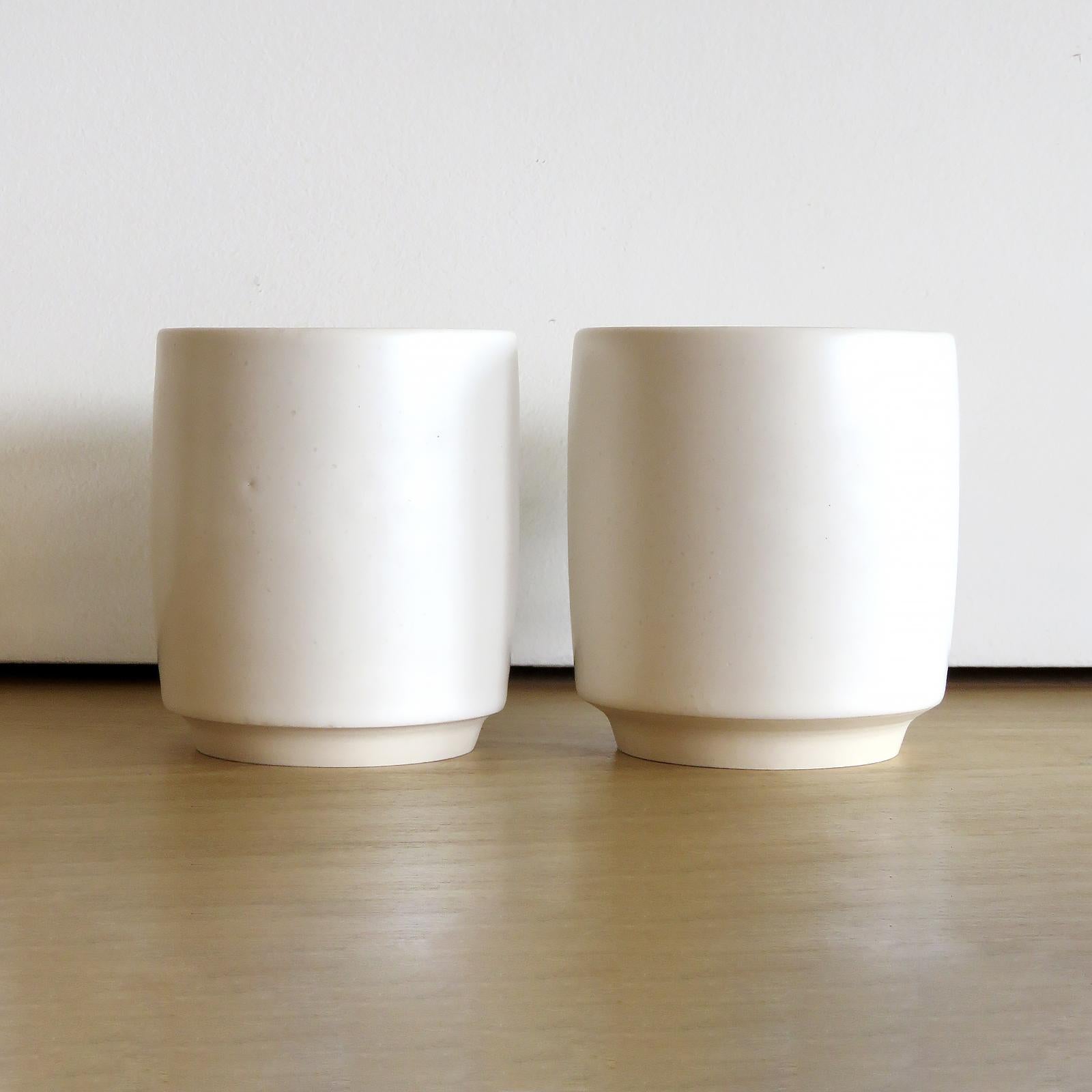 Weiße „S-Handle“-Becher von Jed Farlow (Organische Moderne) im Angebot