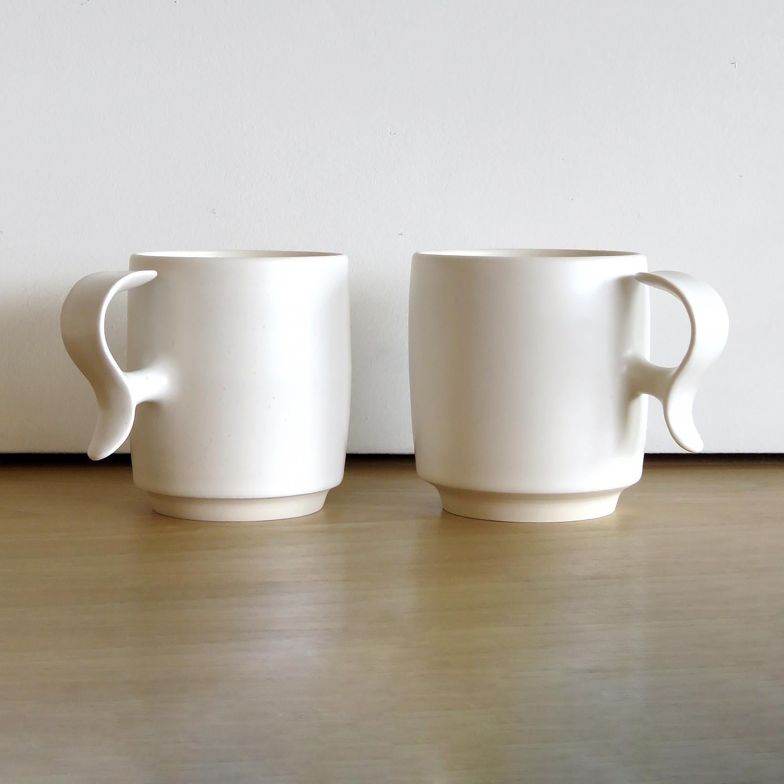 Weiße „S-Handle“-Becher von Jed Farlow (amerikanisch) im Angebot