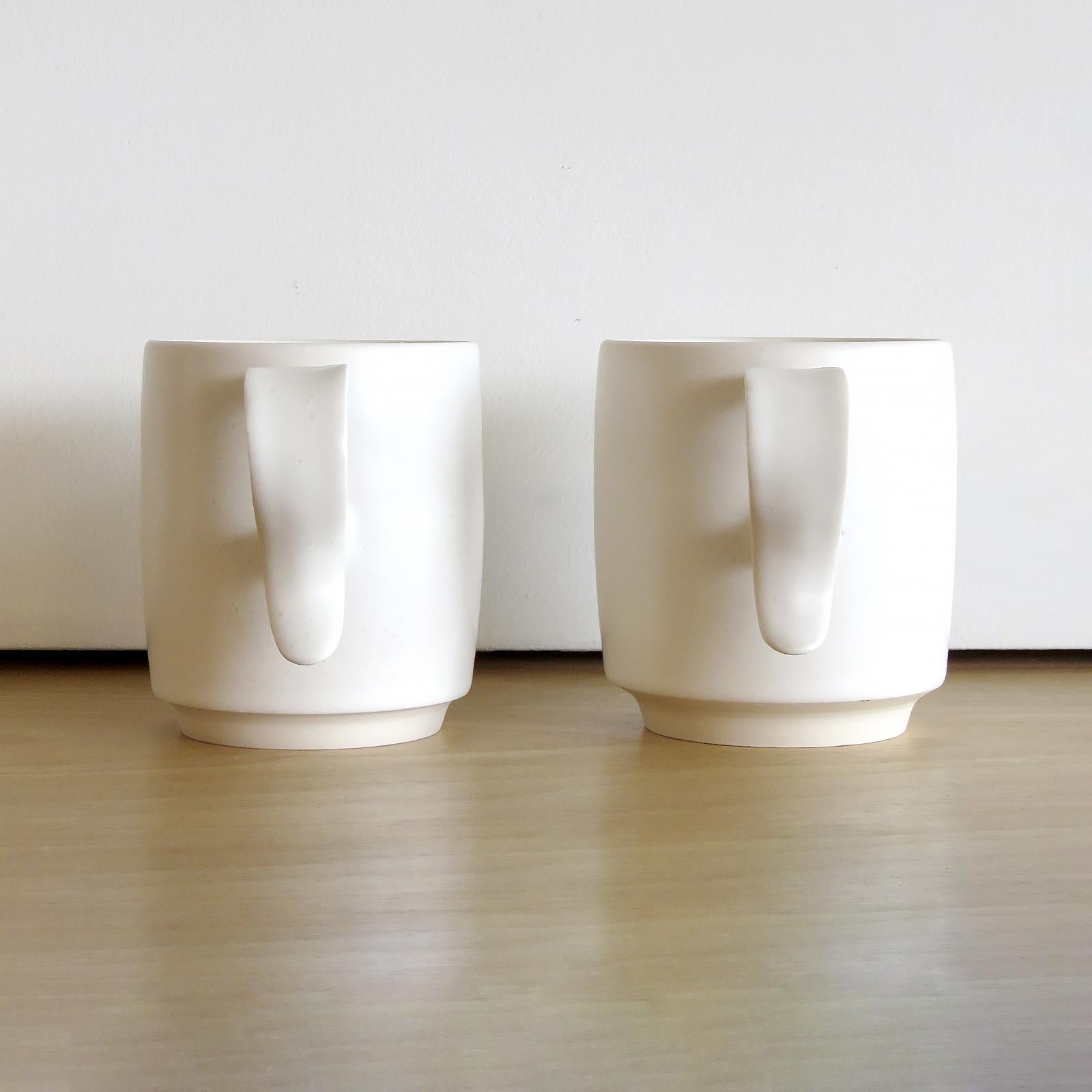 Weiße „S-Handle“-Becher von Jed Farlow (Glasiert) im Angebot