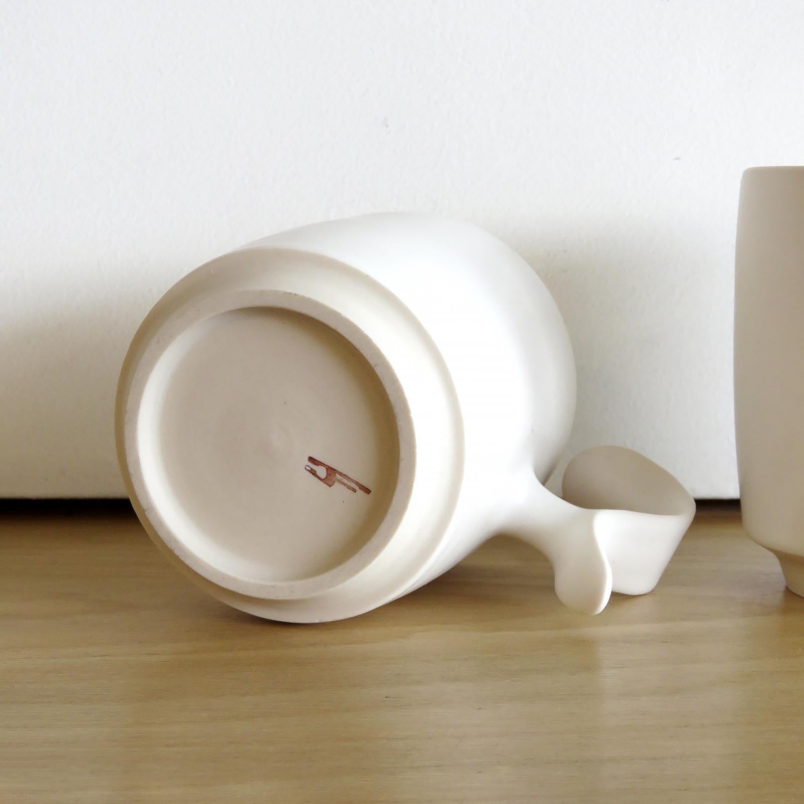 Weiße „S-Handle“-Becher von Jed Farlow (21. Jahrhundert und zeitgenössisch) im Angebot