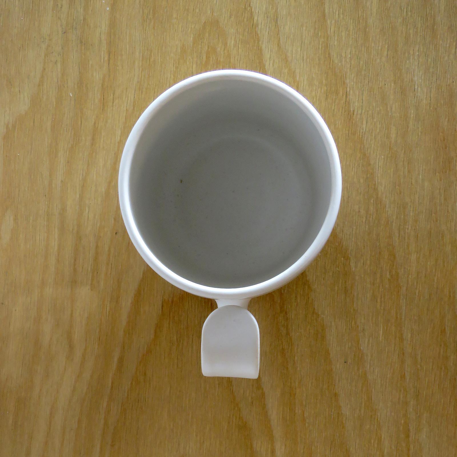 Weiße „S-Handle“-Becher von Jed Farlow (Keramik) im Angebot