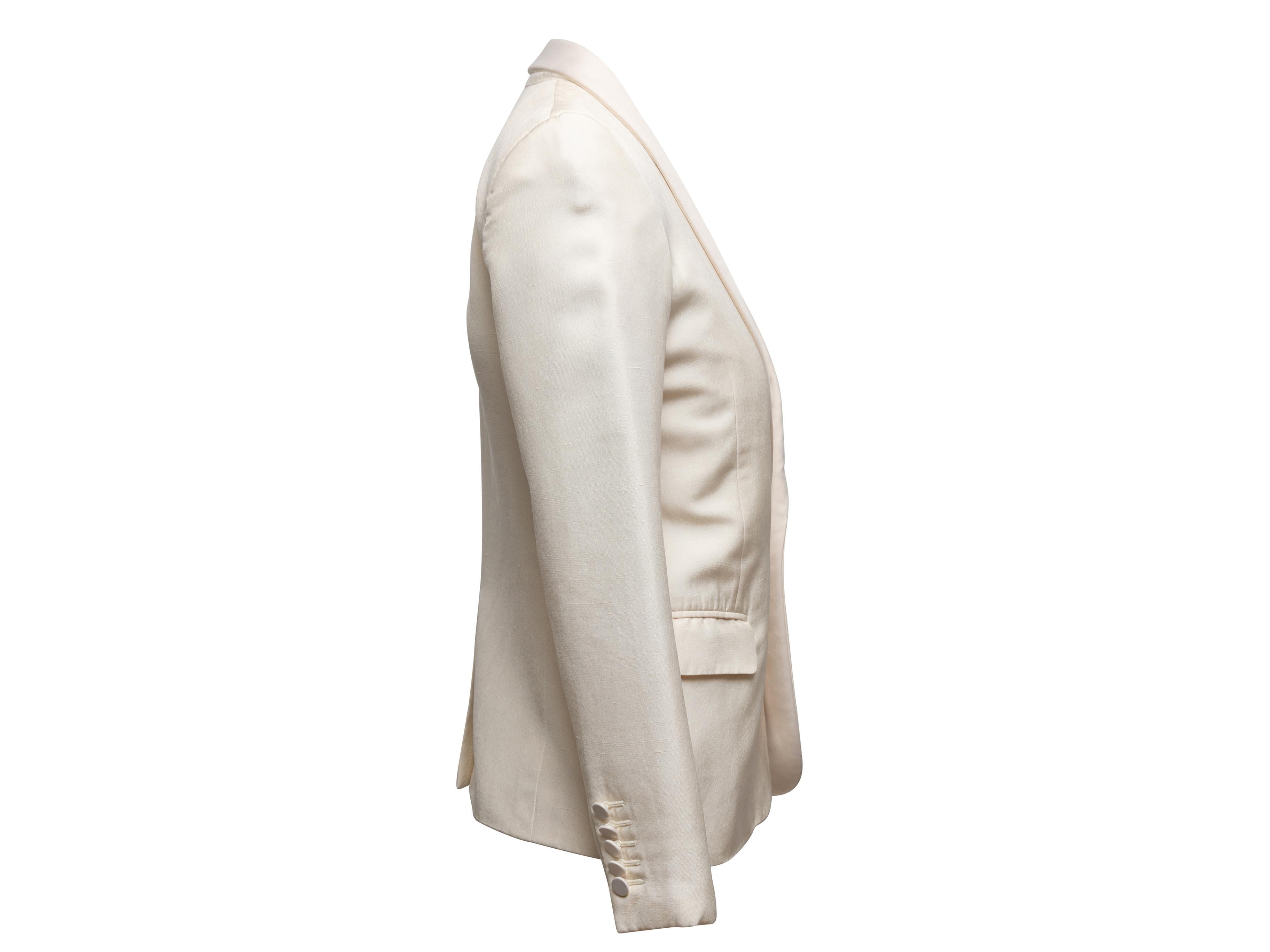  Blazer bianco con collo a scialle di Saint Laurent. Tre tasche. Chiusura con un solo bottone sul davanti. Busto di 30,5