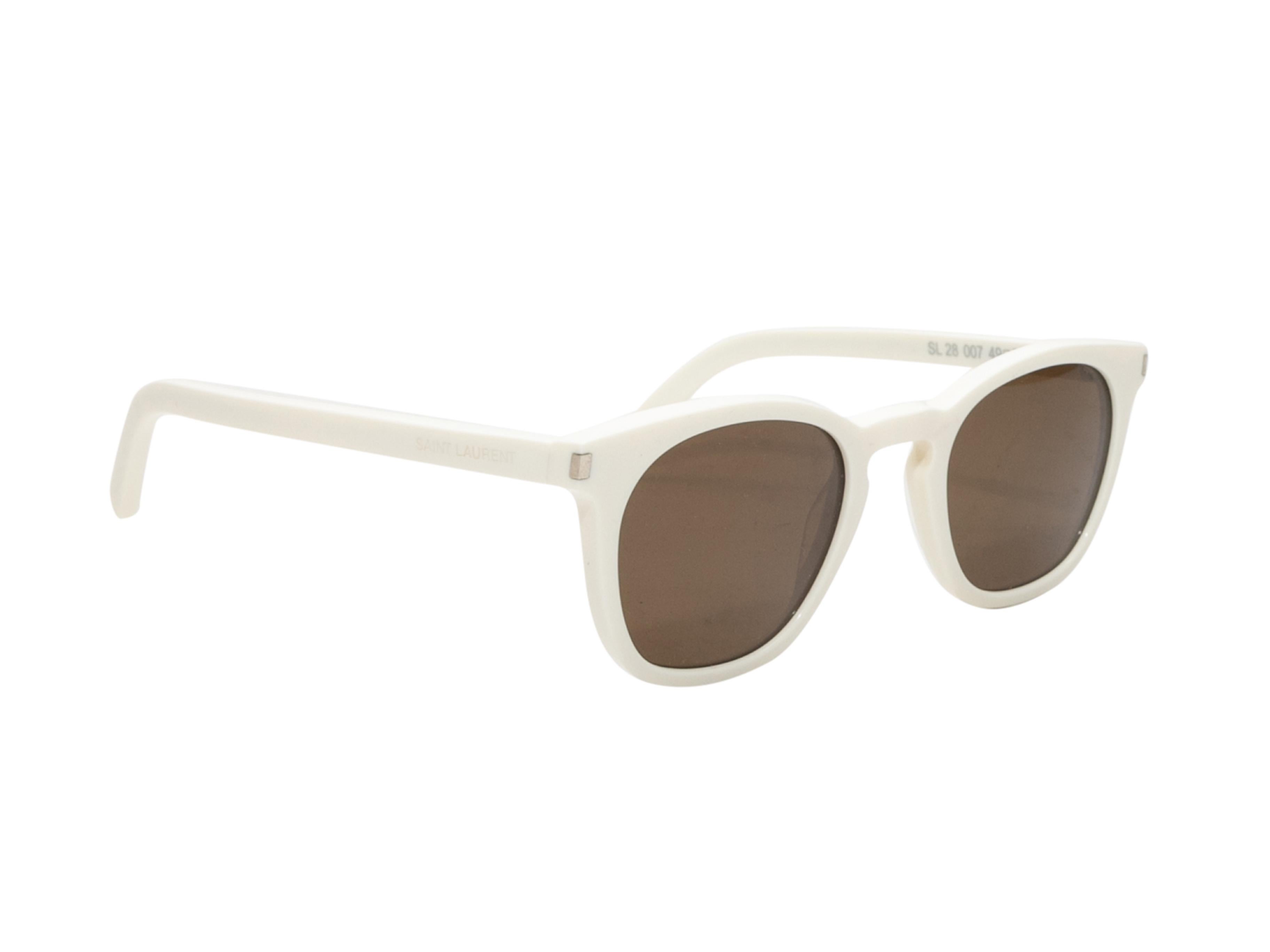 Lunettes de soleil wayfarer en acétate blanc par Saint Laurent. Lentilles teintées marron. Hauteur de 1,5