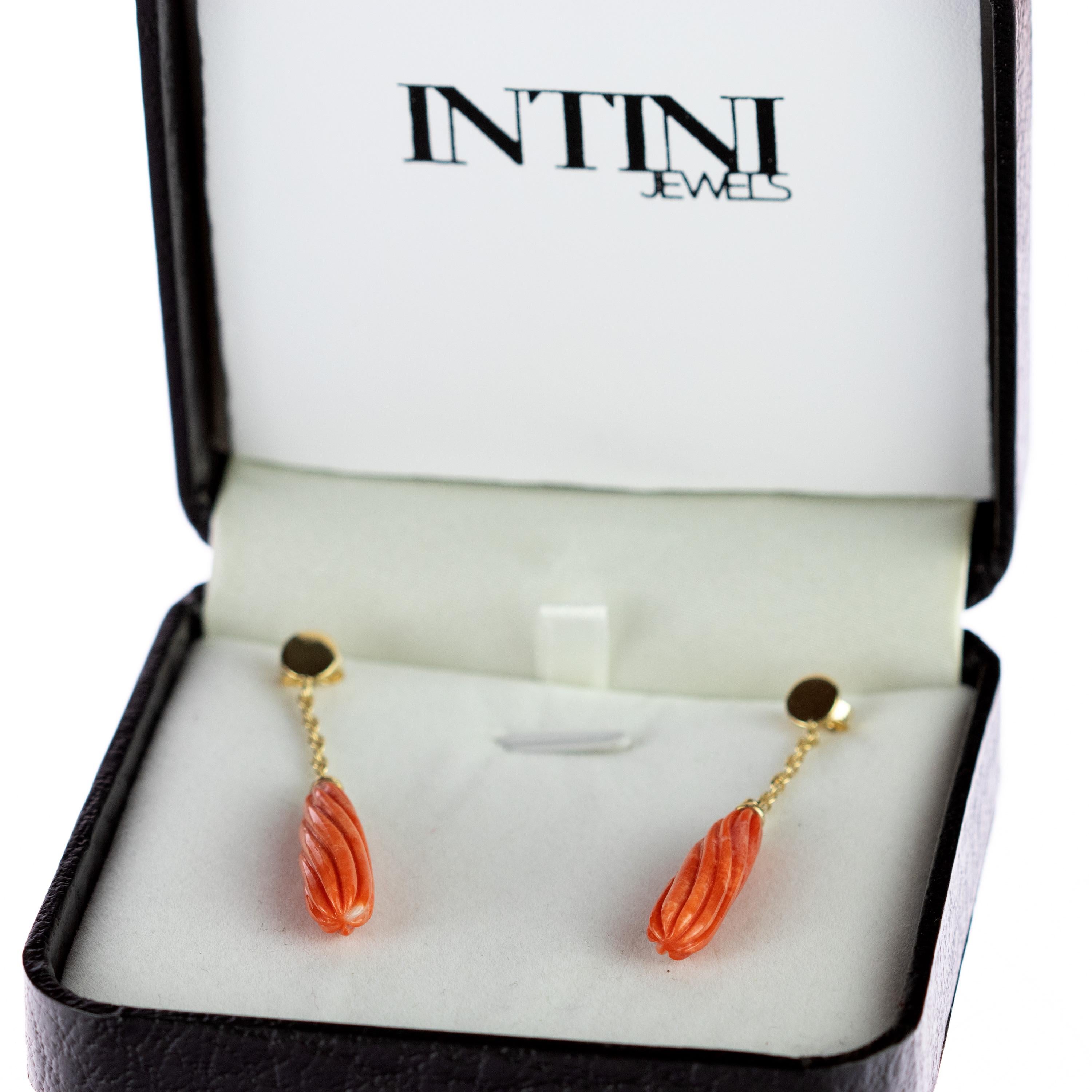 White Sallmon Carved Natural Coral Long Drop 18 Karat Gold Dangle Drop Earrings In New Condition For Sale In Milano, IT