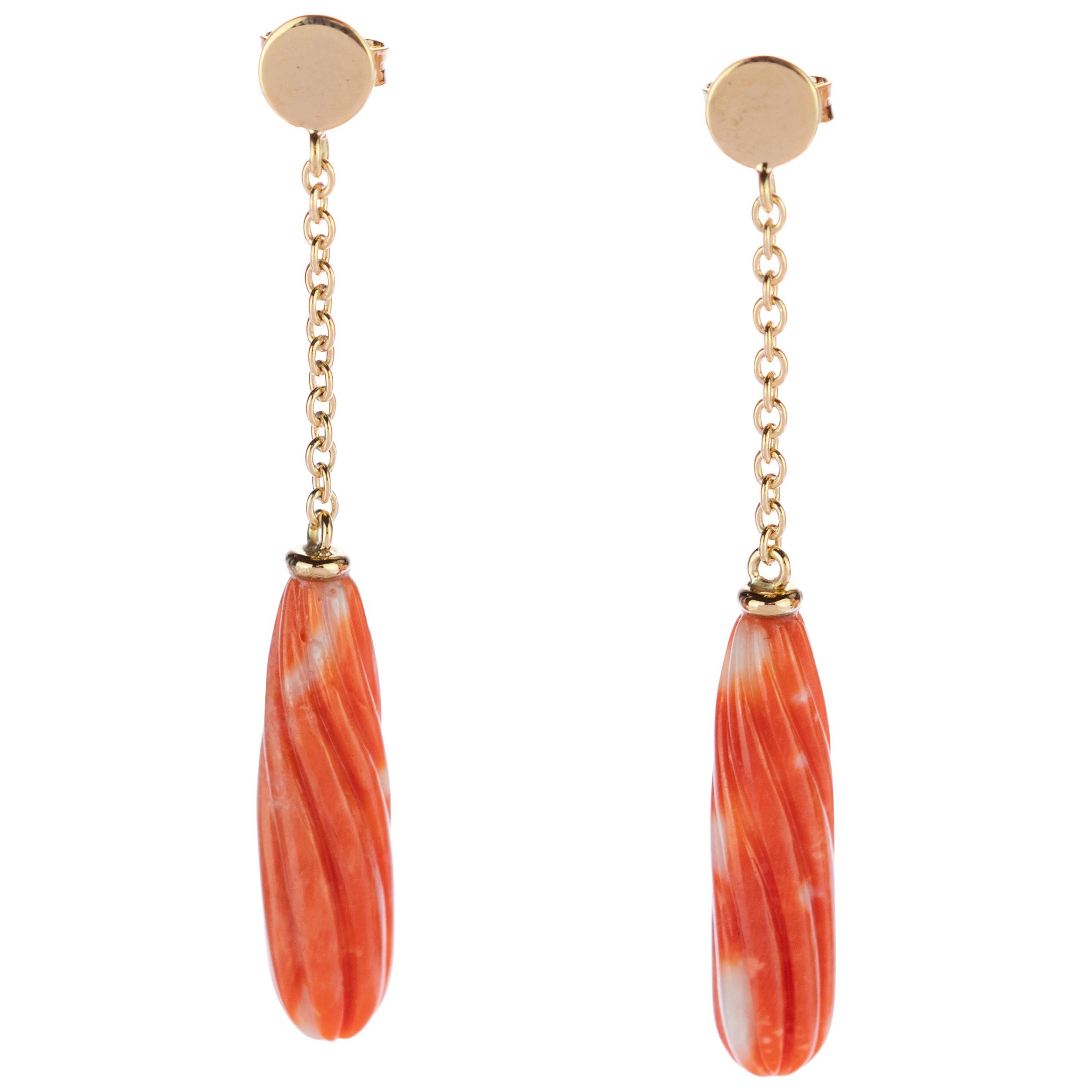 Orecchini pendenti in oro 18 carati con corallo naturale intagliato Sallmon bianco