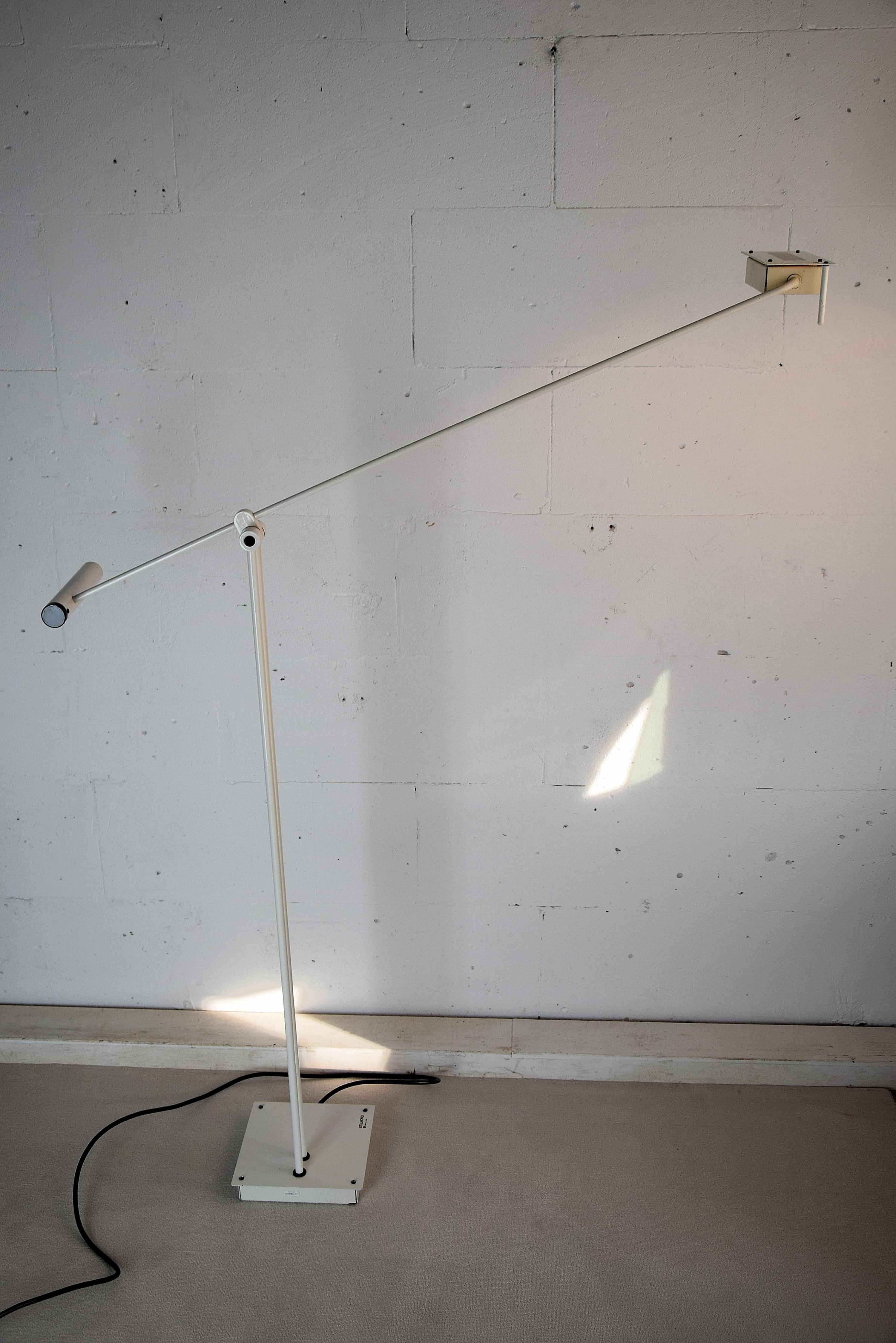 White Samurai Floor Lamp by Shigeaki Asahara for Stilnovo, 1970 In Good Condition For Sale In Weesp, NL