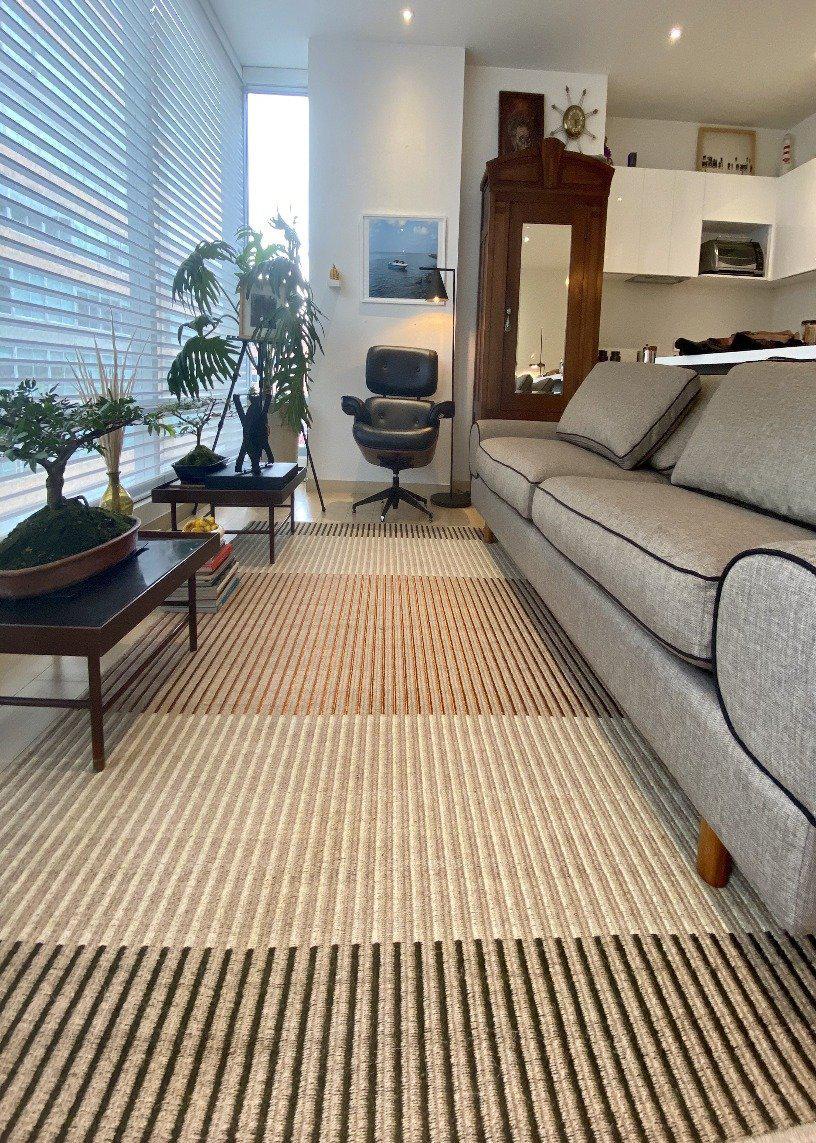 The Project Runway rug from the Lines collection has linear patterns in white, sand, olive green and copper threads, which create subtle sense of depth. This creation is made of 70% Colombian agave fiber and 30% copper threads, and has 500 threads /