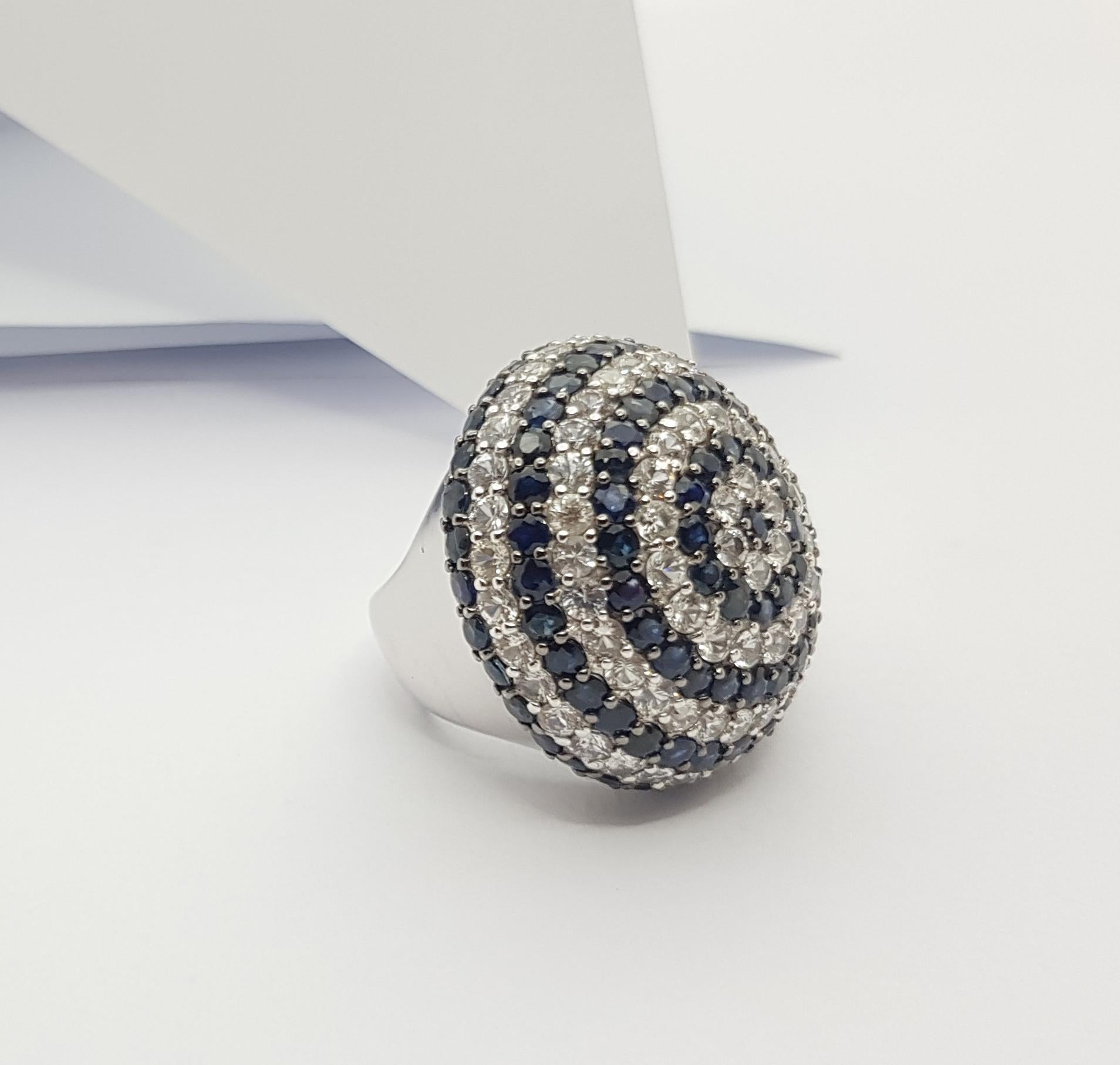 Ring mit weißem Saphir 8,97 Karat und blauem Saphir 11,27 Karat in Silberfassung

Breite:  3,2 cm 
Länge: 3,2 cm
Ringgröße: 55
Gesamtgewicht: 23,38 Gramm

Bitte beachten Sie, dass die Silberfassung mit Rhodium versehen ist, um den Glanz zu fördern