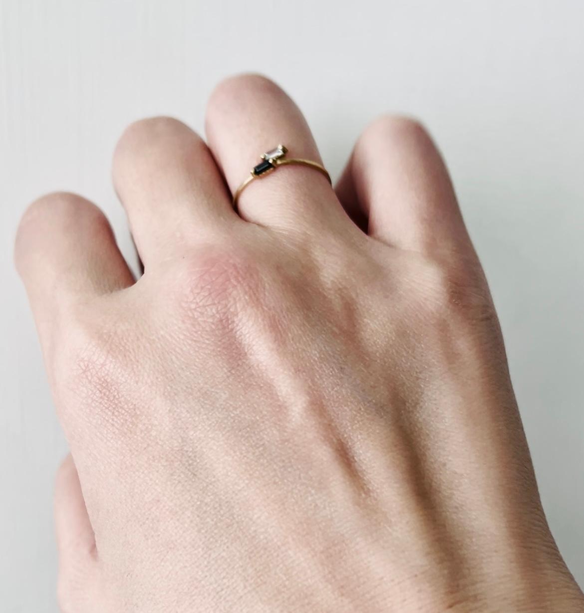  Ring aus 18 Karat Gelbgold mit weißem weißem, weißem Saphir und schwarzem Granat, US6.25 (Kunsthandwerker*in) im Angebot
