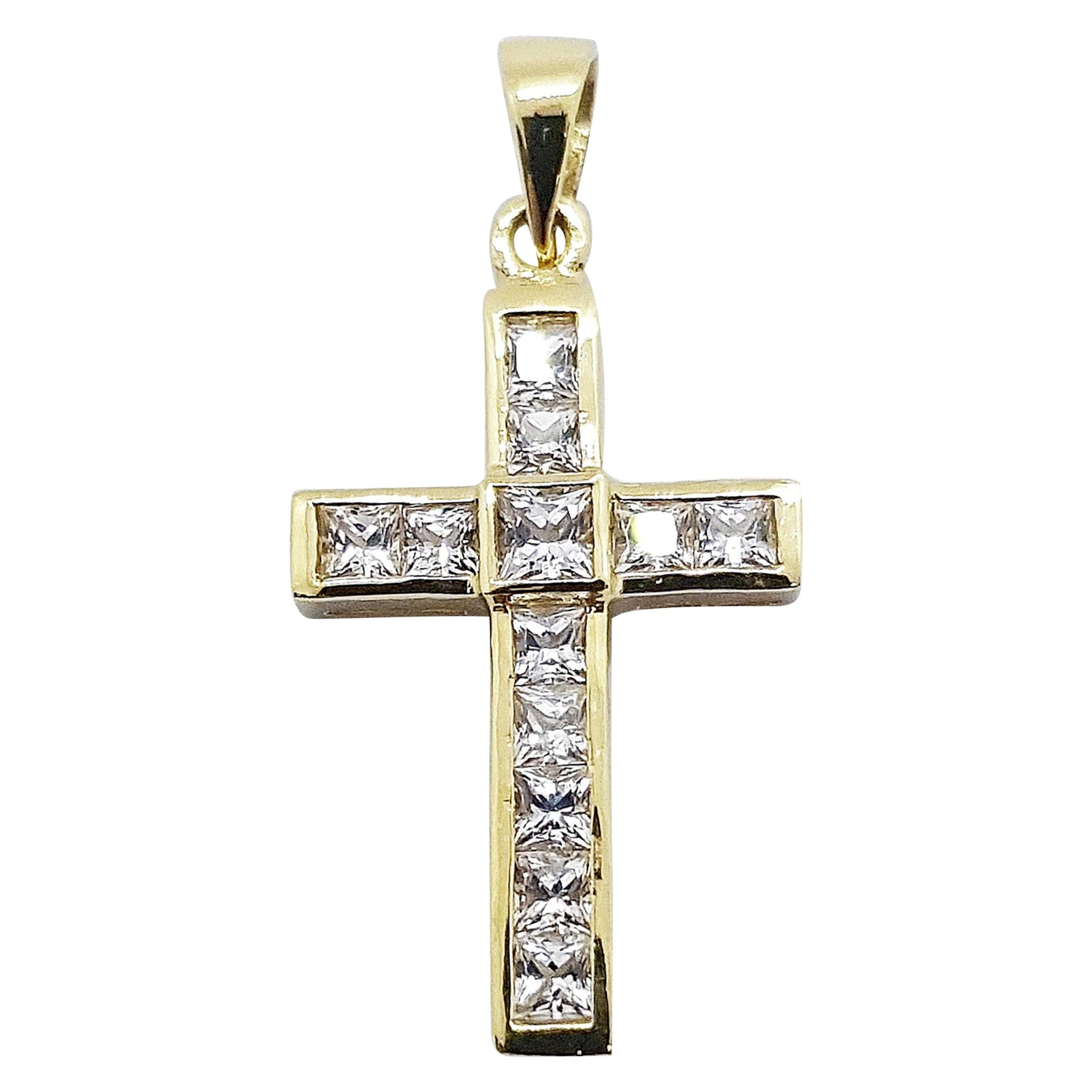 Pendentif croix en or 18 carats serti de saphirs blancs