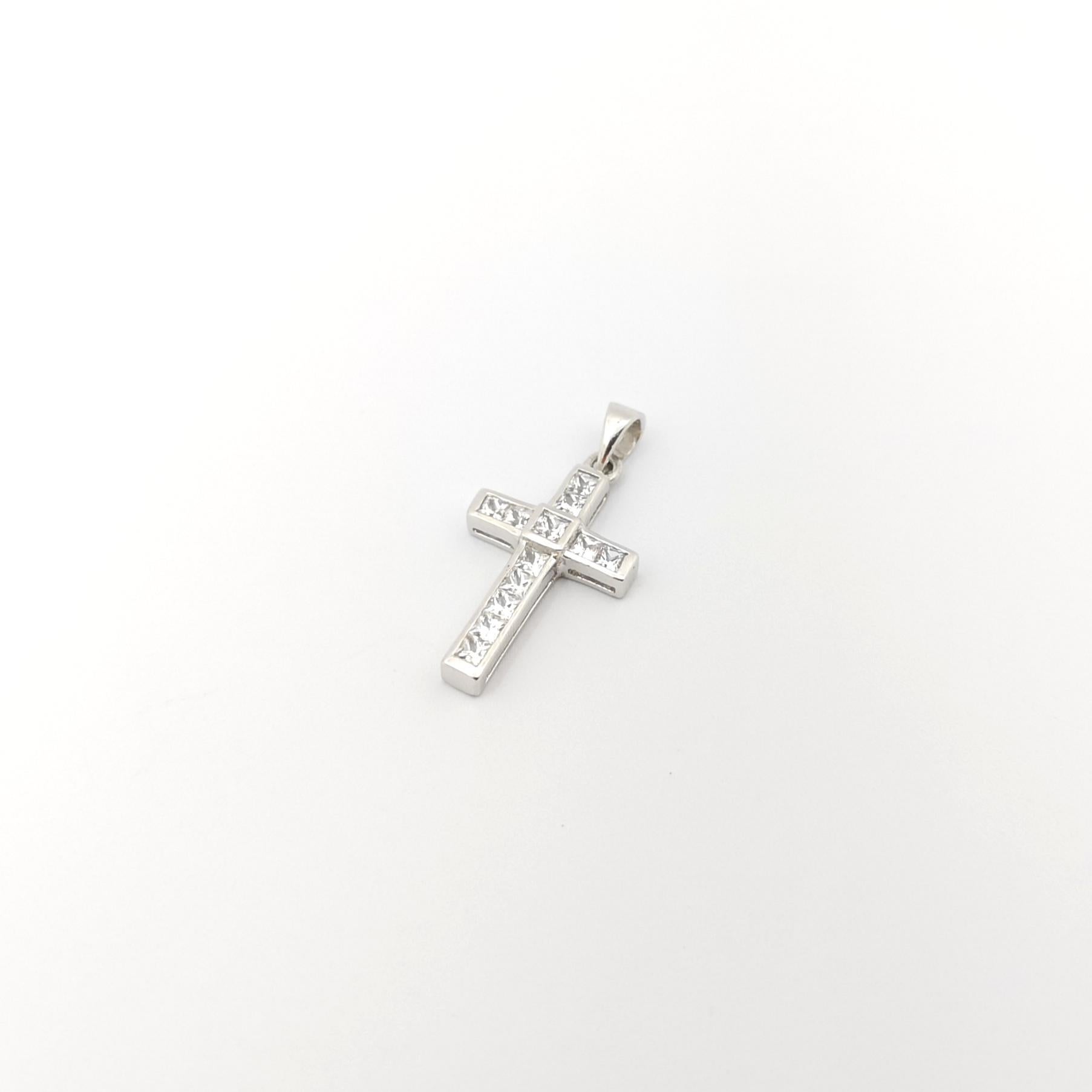 White Sapphire Cross Pendant set in 18K White Gold Settings In New Condition For Sale In Bangkok, TH