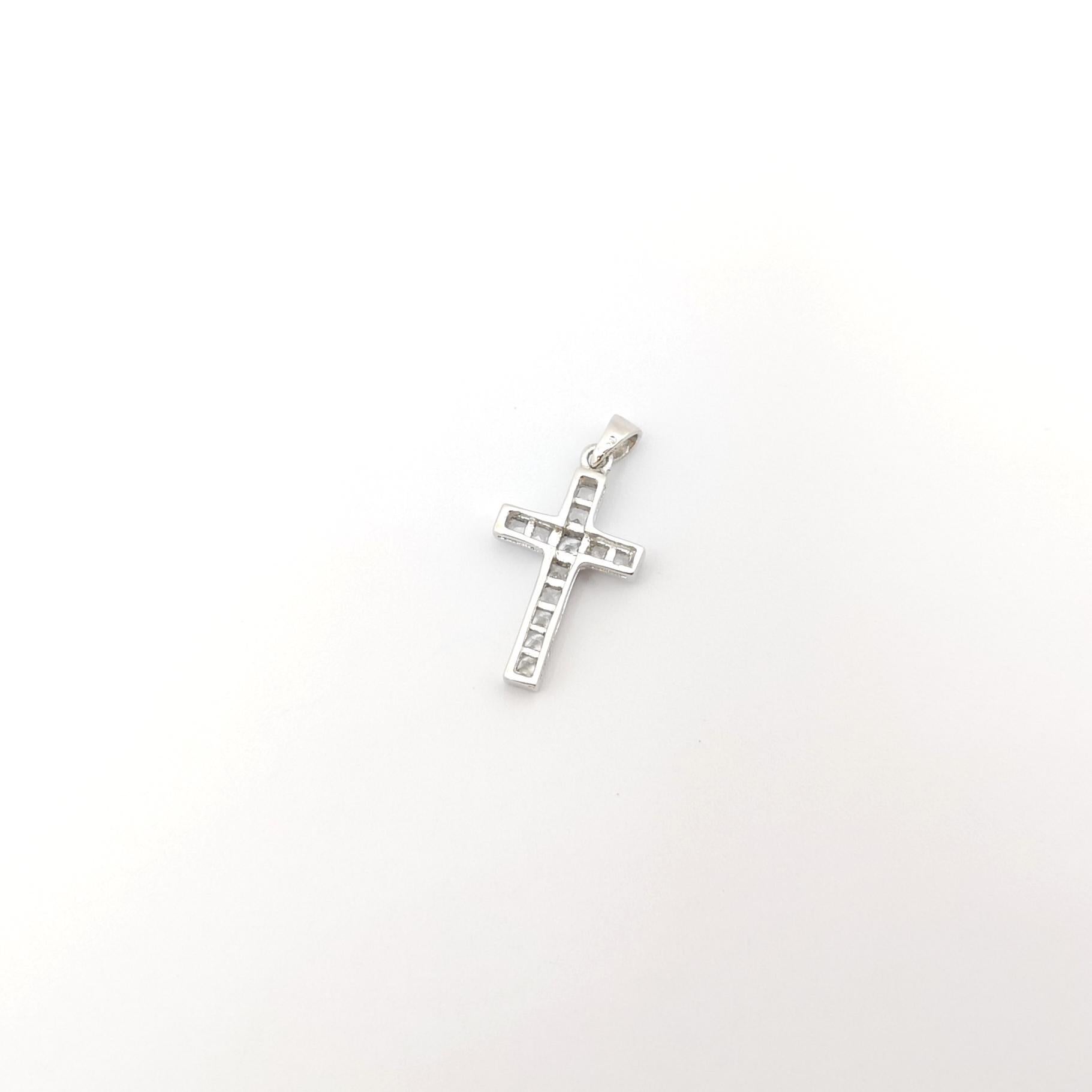 Pendentif croix en or blanc 18 carats serti de saphirs blancs en vente 1