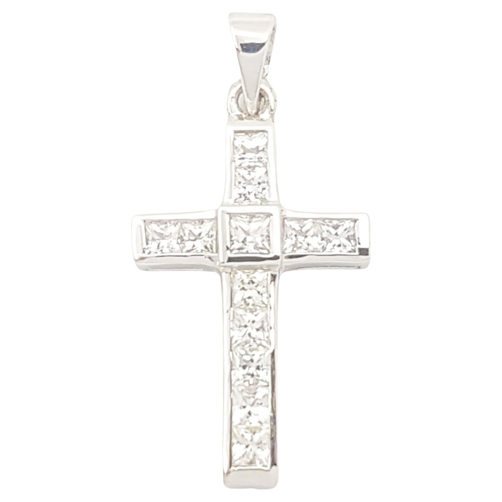 Pendentif croix en or blanc 18 carats serti de saphirs blancs en vente