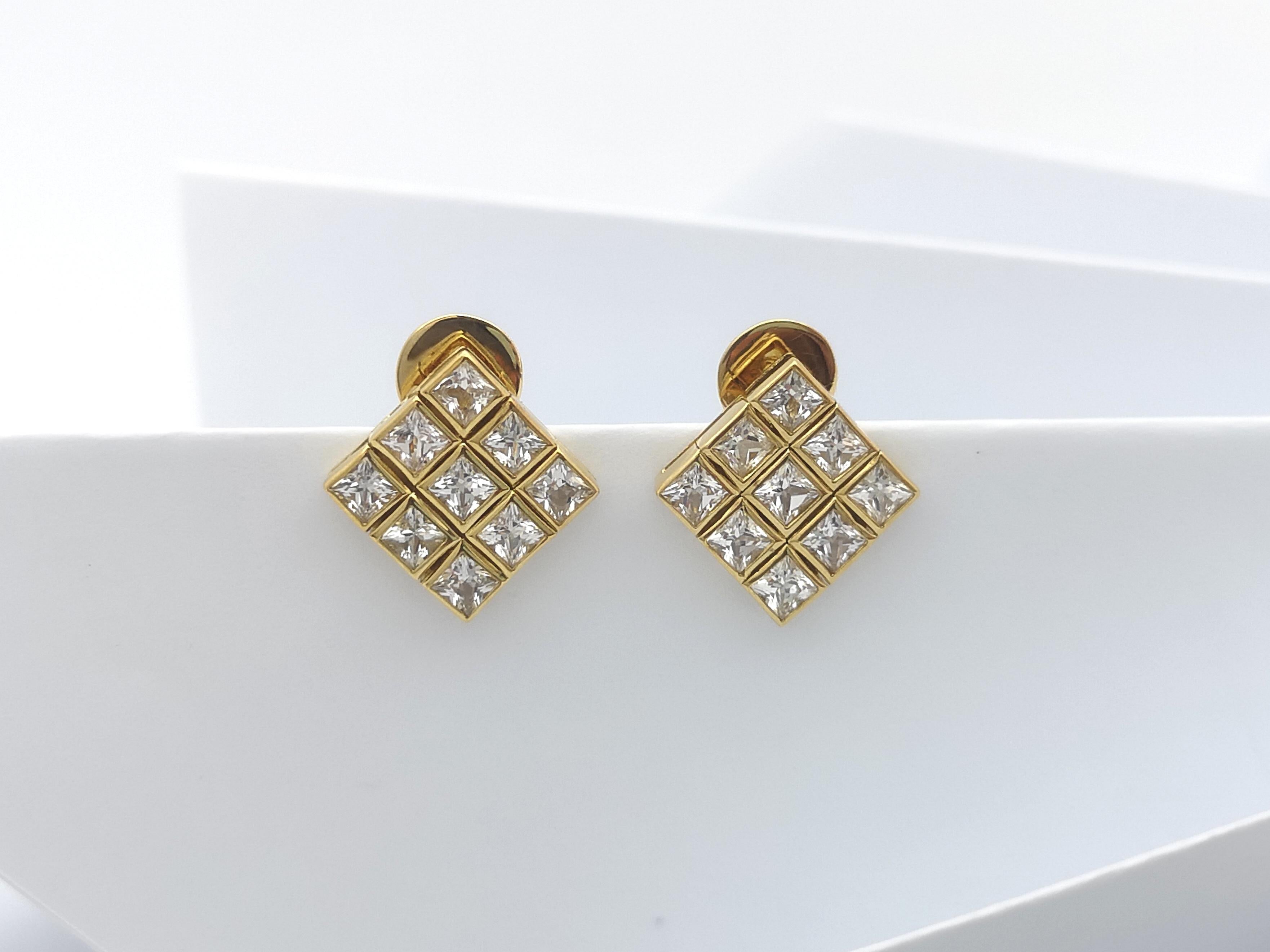 White Sapphire Earrings Set in 18 Karat Gold Settings In New Condition For Sale In Bangkok, TH