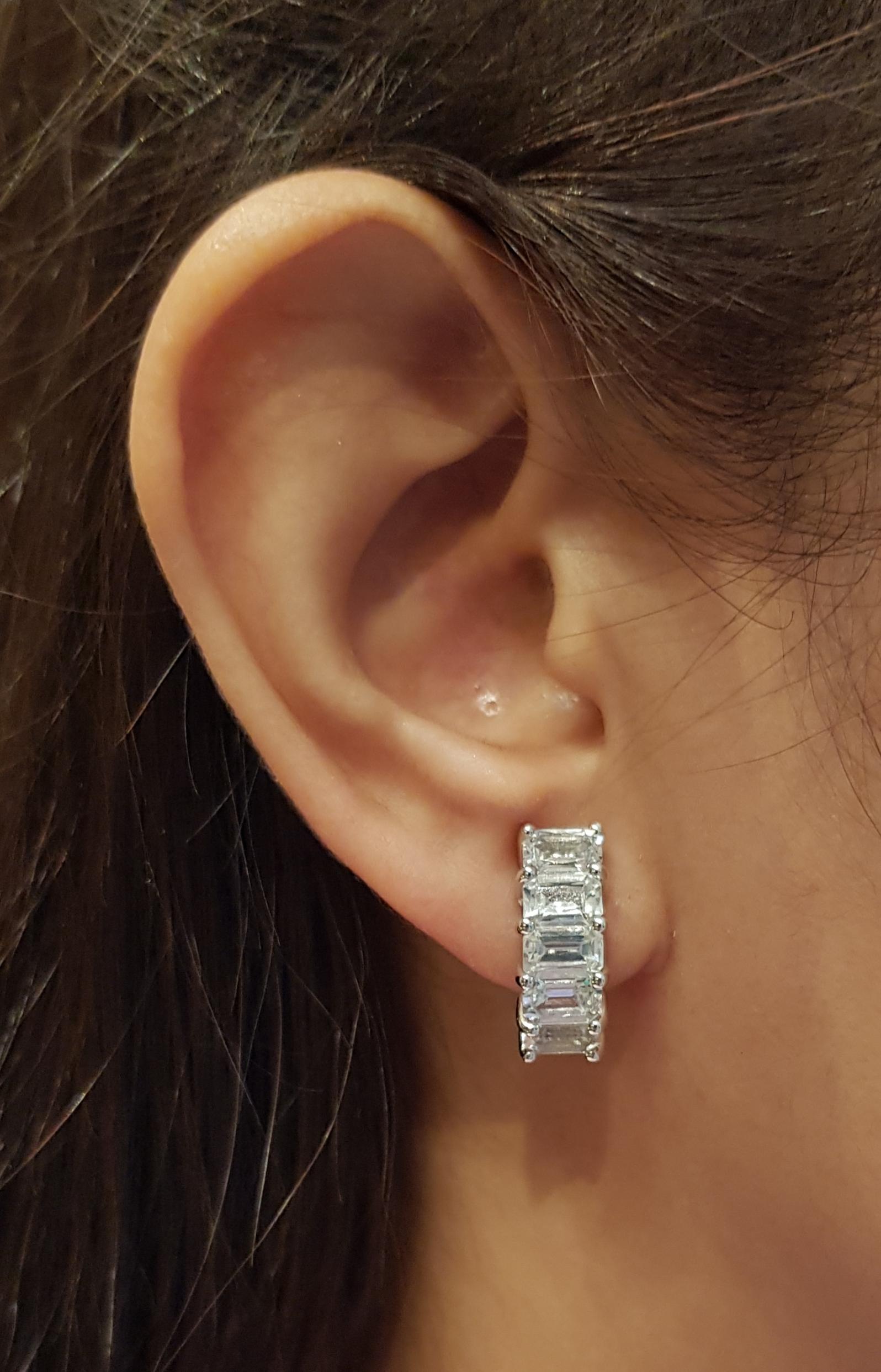 Orecchini con zaffiro bianco da 5,80 carati e montatura in oro bianco da 18 carati

Larghezza:  0.6 cm 
Lunghezza: 2.0 cm
Peso totale: 9,1 grammi

