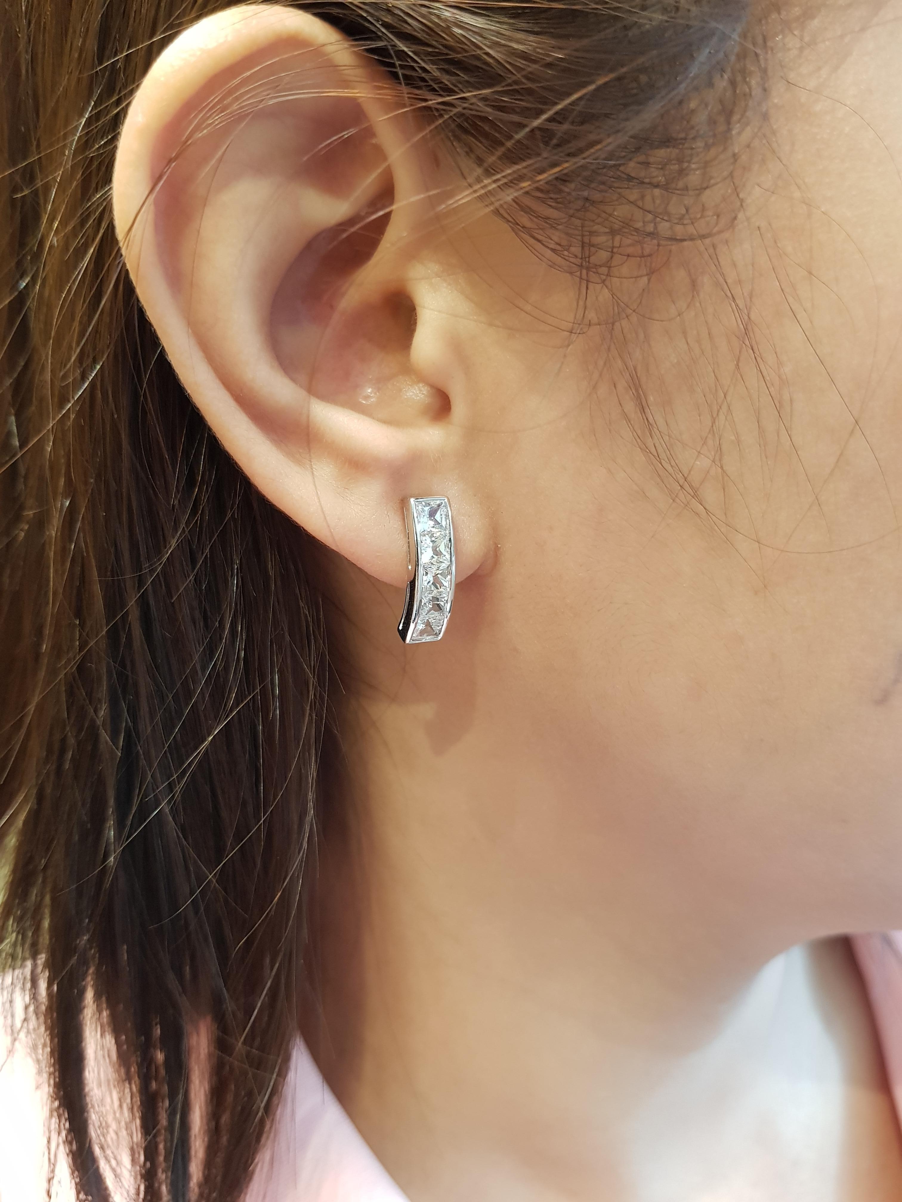 Orecchini con zaffiro bianco da 2,84 carati e montatura in oro bianco da 18 carati

Larghezza:  0.5 cm 
Lunghezza: 1.8 cm
Peso totale: 6.11 grammi

