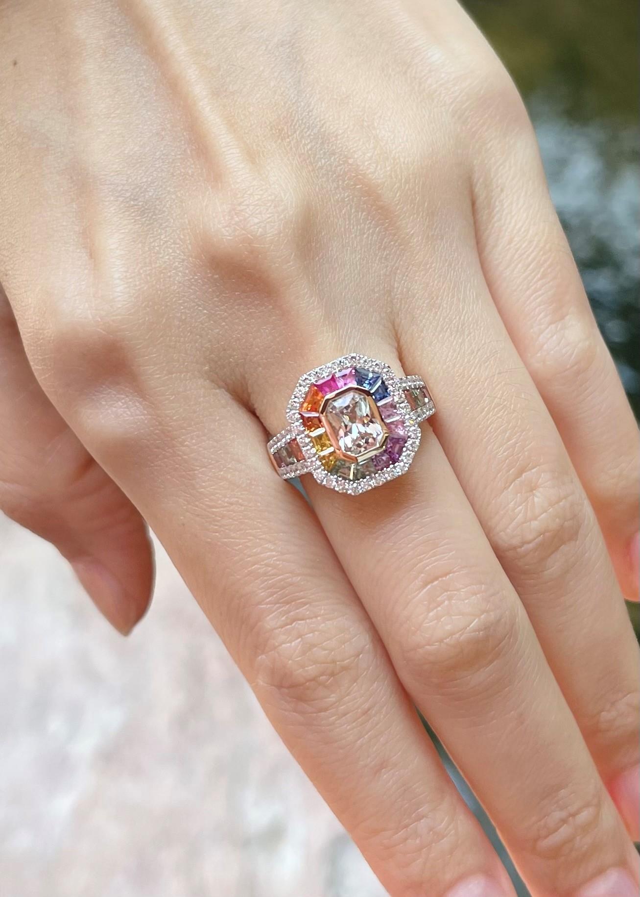 Weißer Saphir 0,90 Karat, Fancy Saphir 1,90 Karat und Diamant 0,49 Karat Ring in 18K Rose Gold Fassung

Breite:  1.3 cm 
Länge: 1.5 cm
Ringgröße: 54
Gesamtgewicht: 6,28 Gramm

