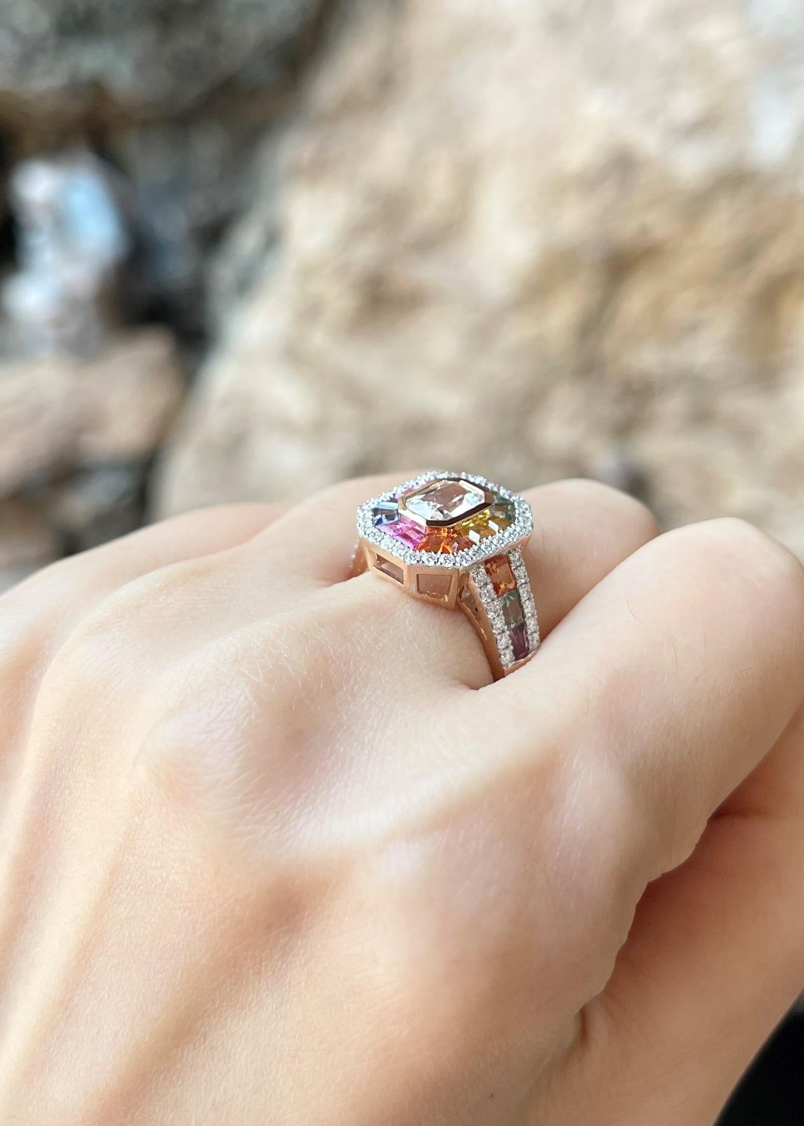 Ring mit weißem Saphir, Fancy-Saphir und Diamant in 18 Karat Roségoldfassung (Zeitgenössisch) im Angebot