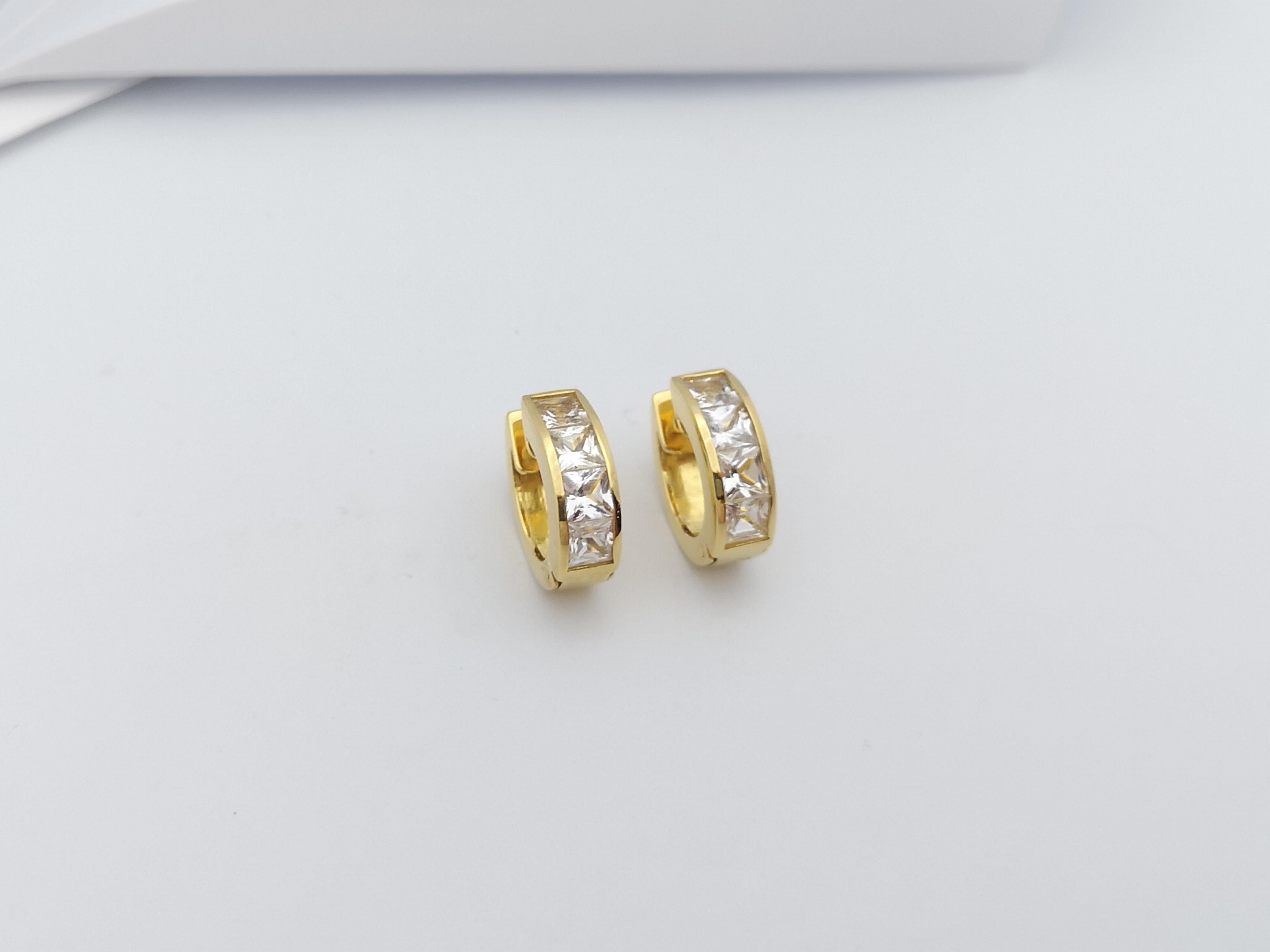 White Sapphire Huggies Earrings set in 18 Karat Gold Settings In New Condition For Sale In Bangkok, TH