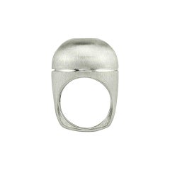 Saphir blanc en forme de dôme dans une petite bague en argent