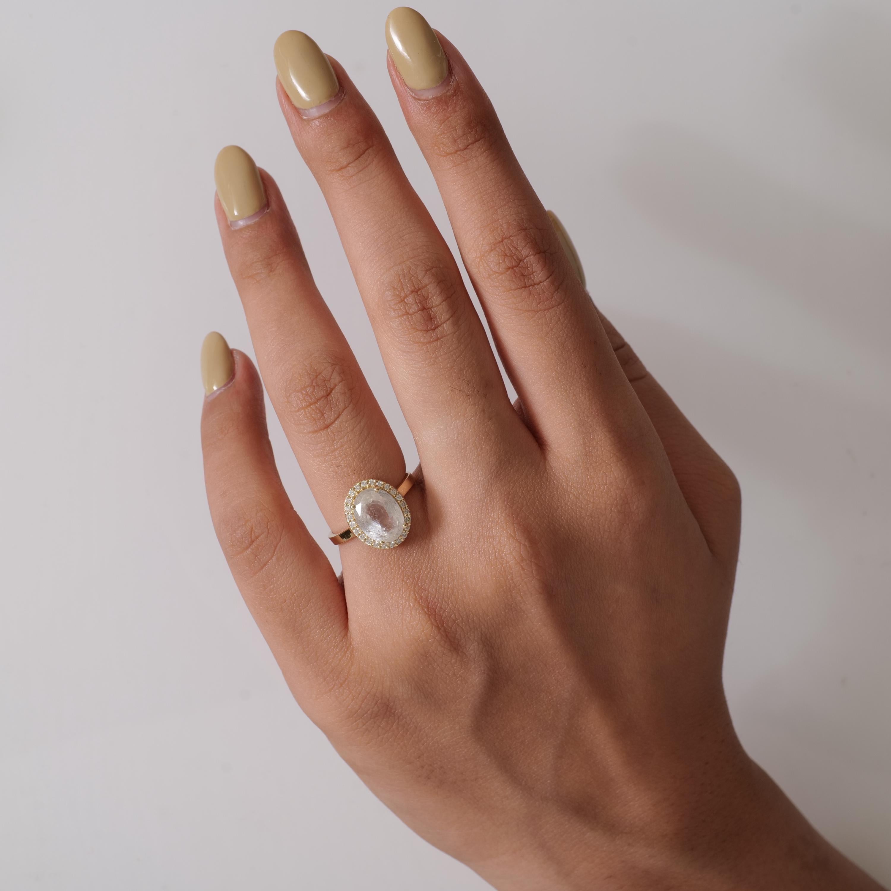 Taglio ovale Anello con zaffiro bianco e diamante ovale a raggiera in oro massiccio 14k (certificato) in vendita