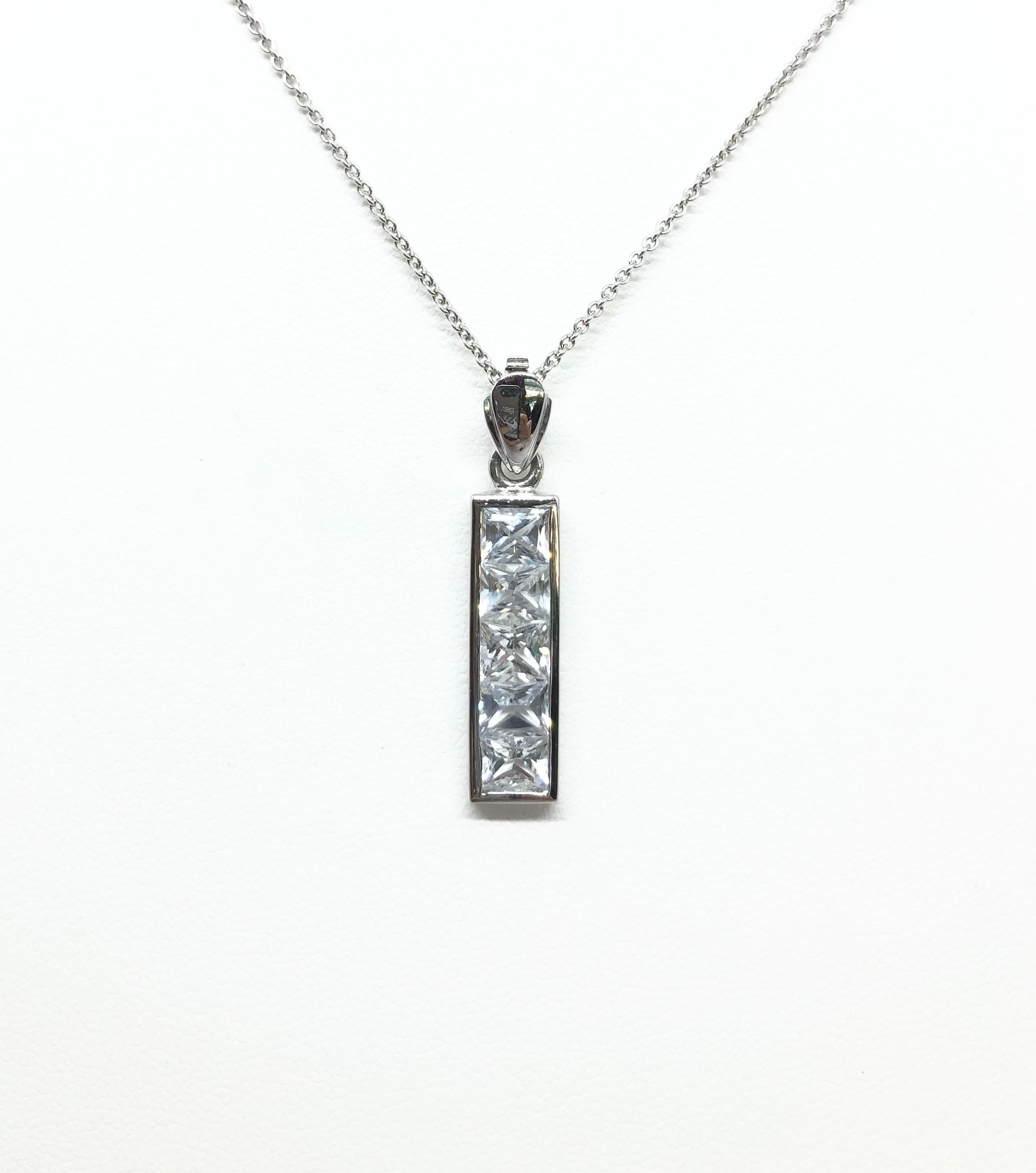 Pendentif en or blanc 18 carats serti de saphirs blancs 3,19 carats
(chaîne non incluse)

Largeur : 0,7 cm 
Longueur : 3,5 cm
Poids total : 4,32  grammes

