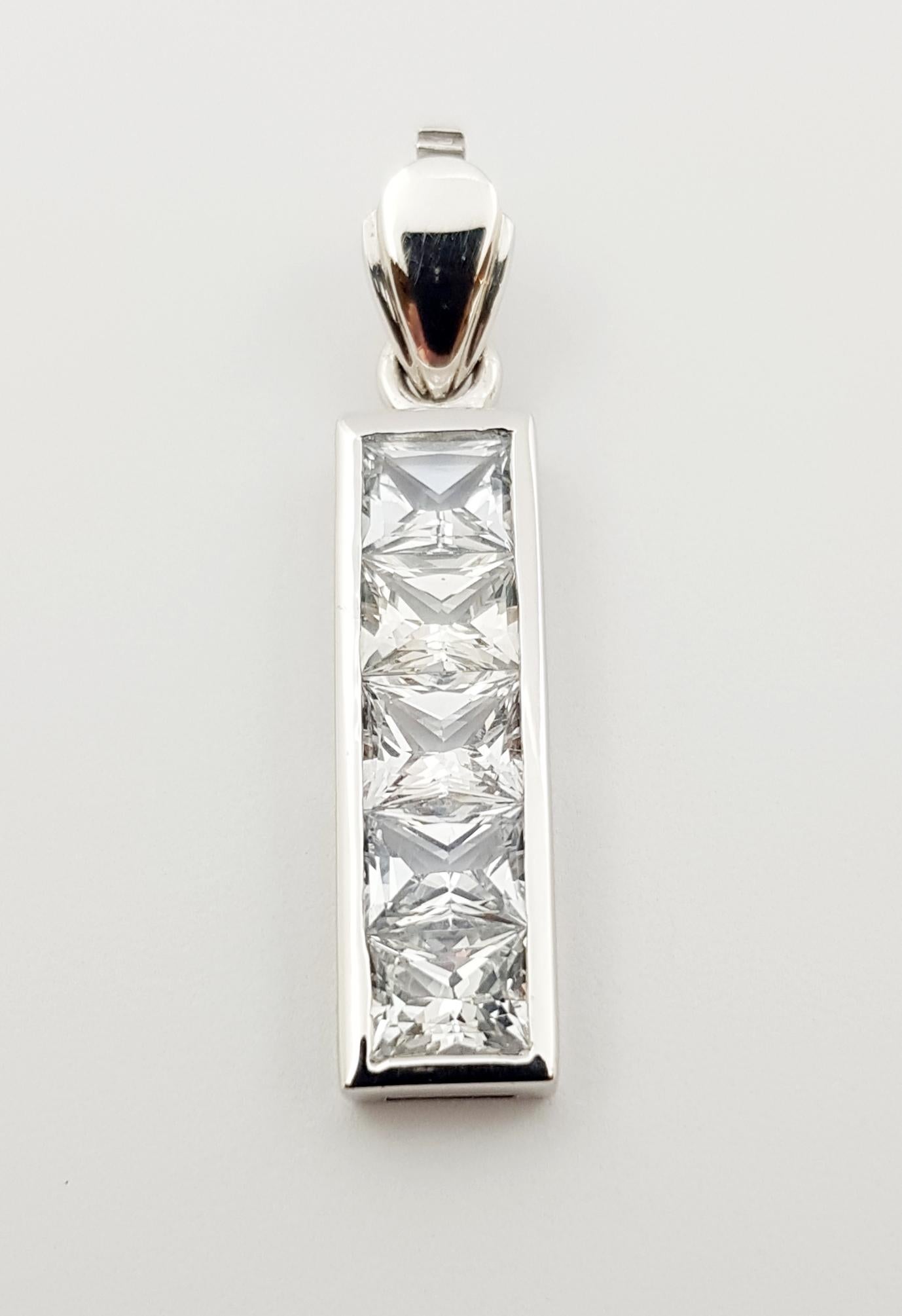 Contemporain Pendentif en saphir blanc serti dans des montures en or blanc 18 carats en vente