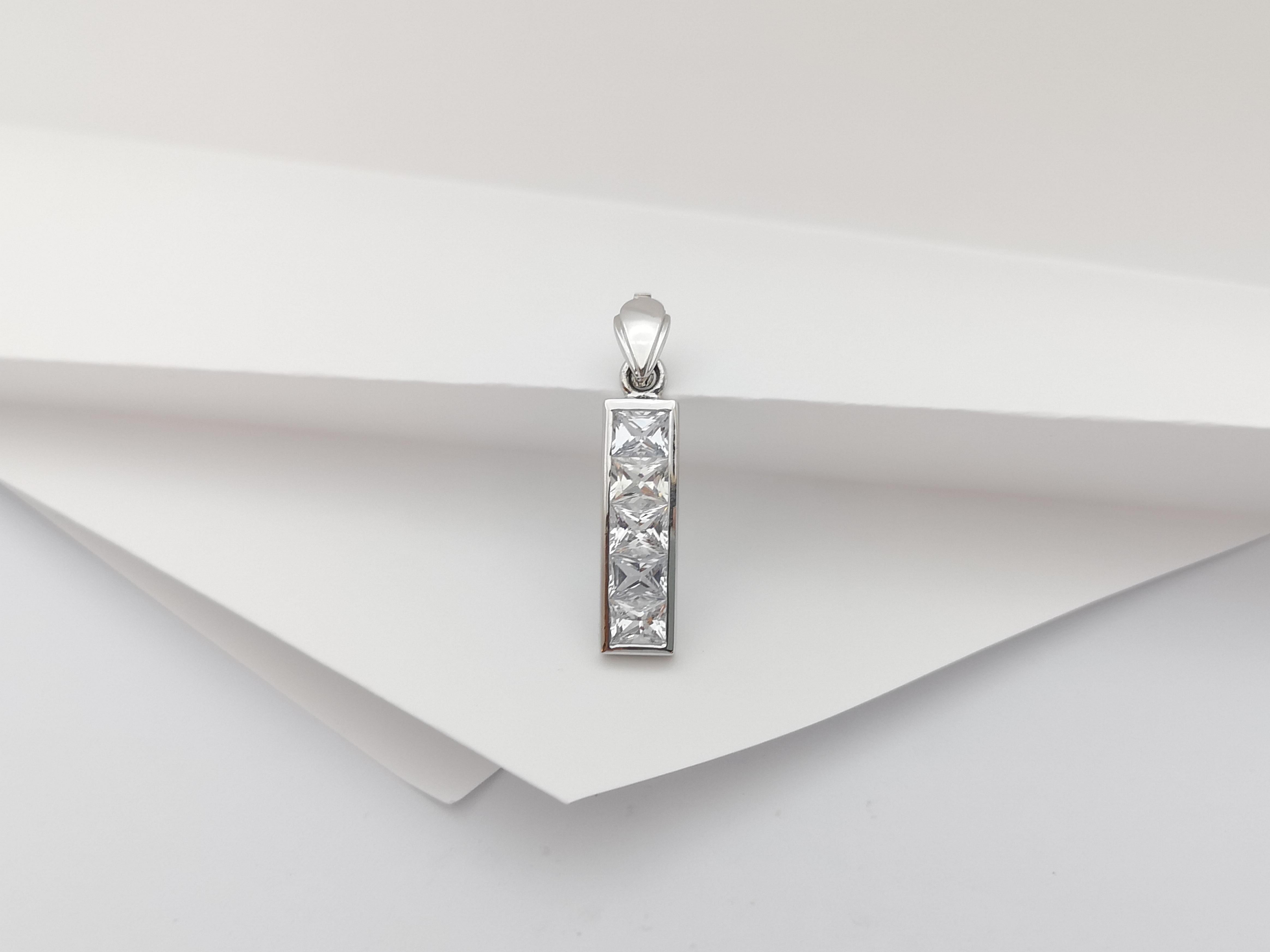 Taille princesse Pendentif en saphir blanc serti dans des montures en or blanc 18 carats en vente
