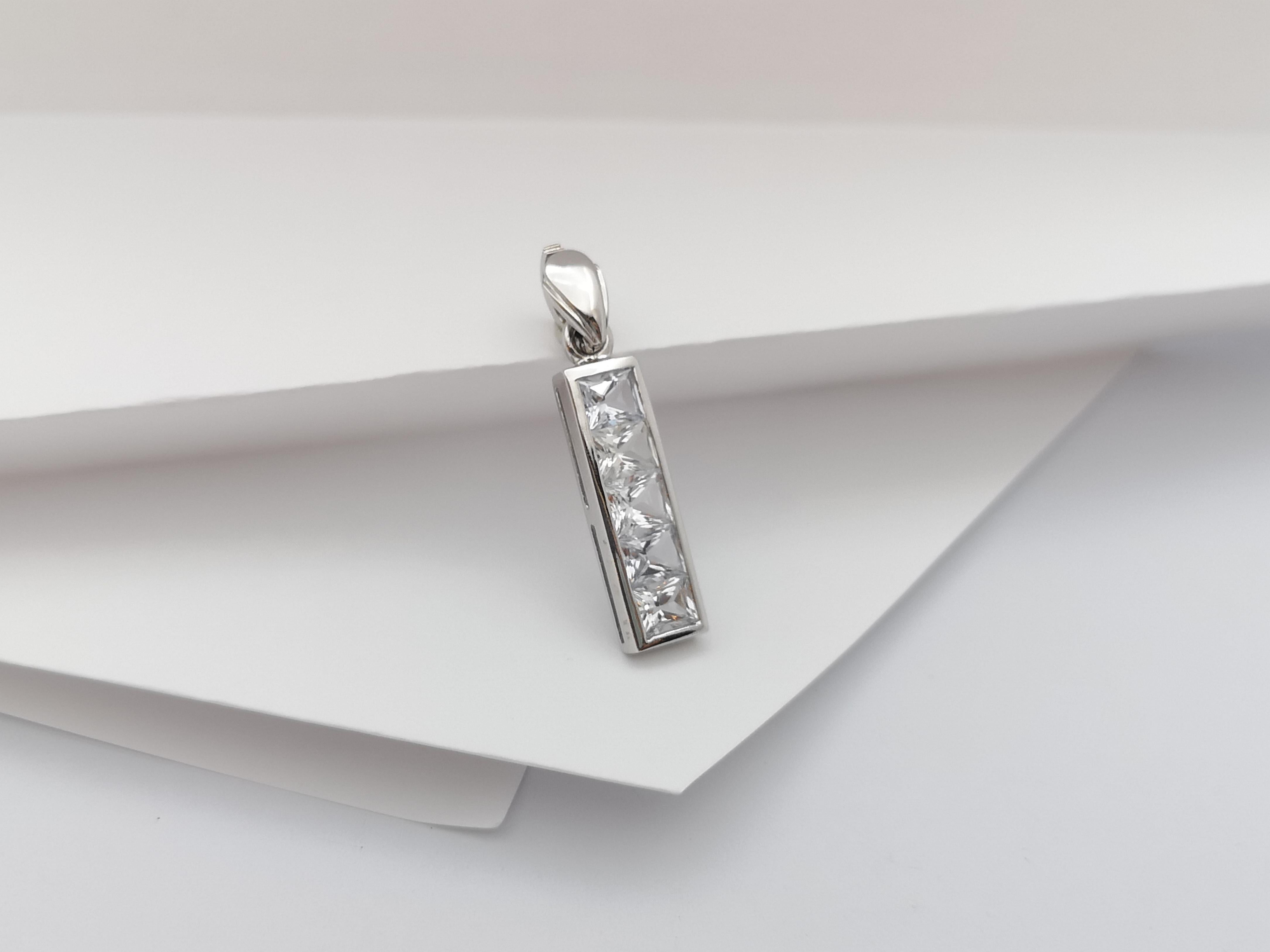 Pendentif en saphir blanc serti dans des montures en or blanc 18 carats Neuf - En vente à Bangkok, TH