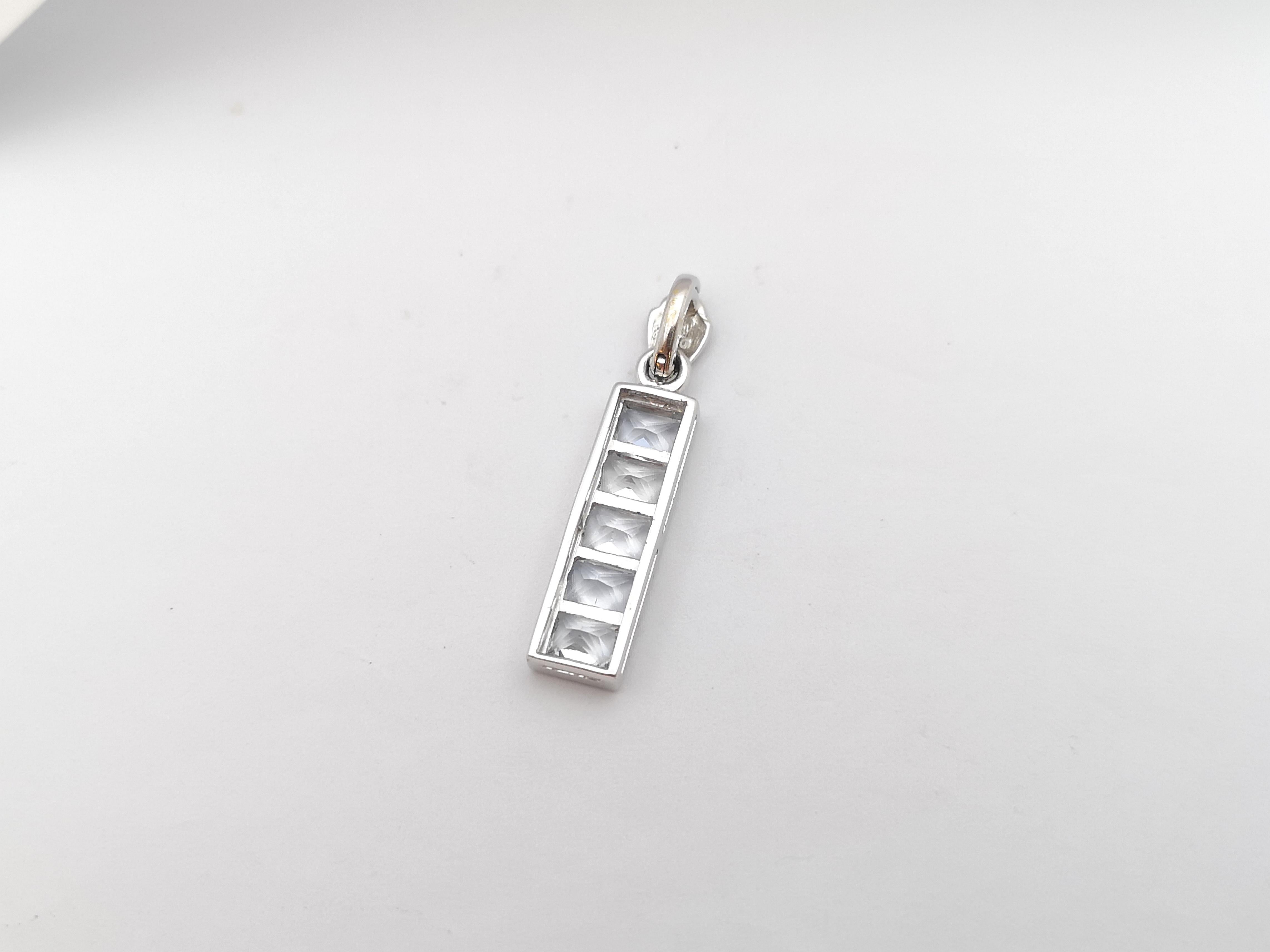 Pendentif en saphir blanc serti dans des montures en or blanc 18 carats Unisexe en vente