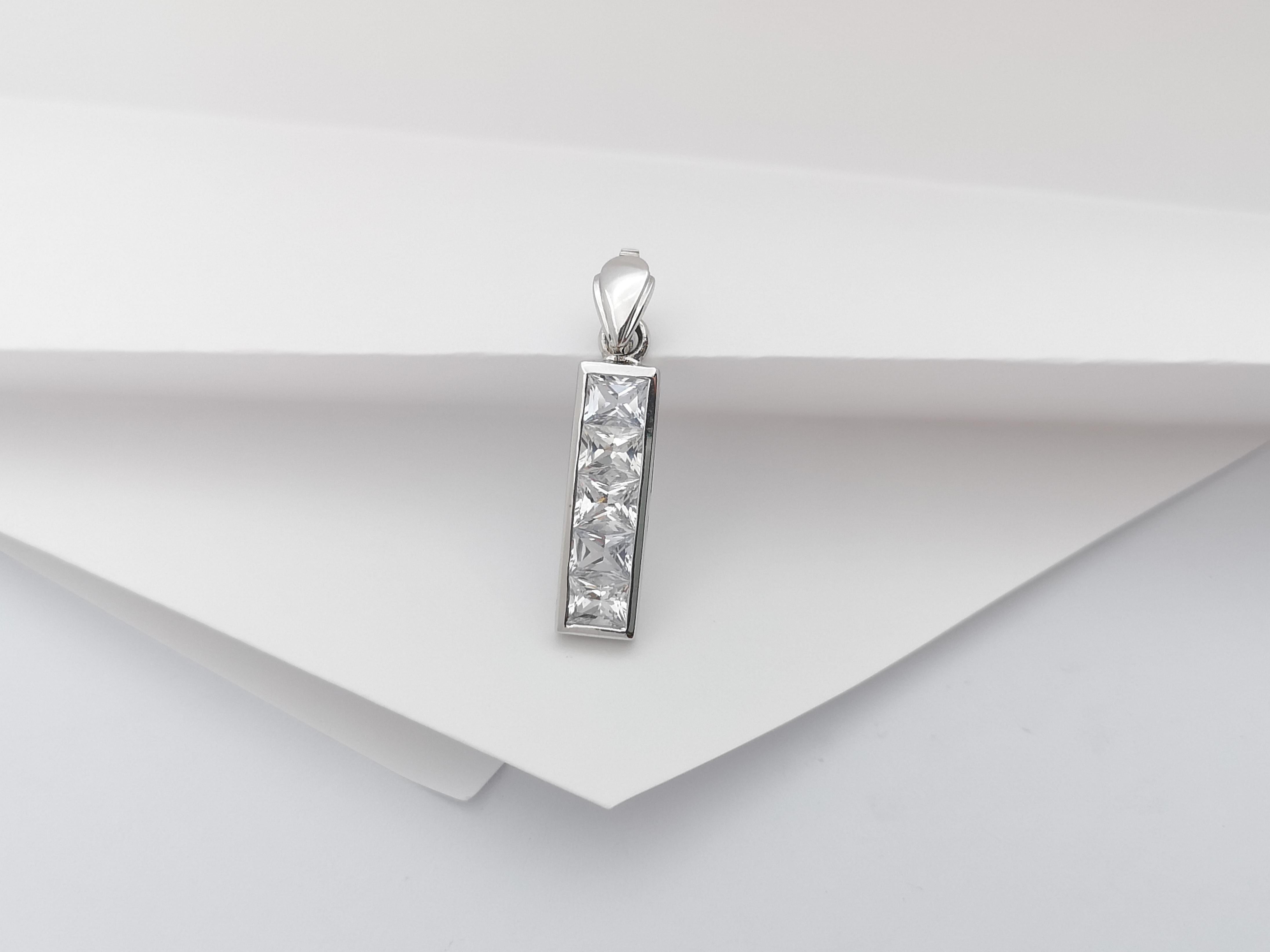 Pendentif en saphir blanc serti dans des montures en or blanc 18 carats en vente 2