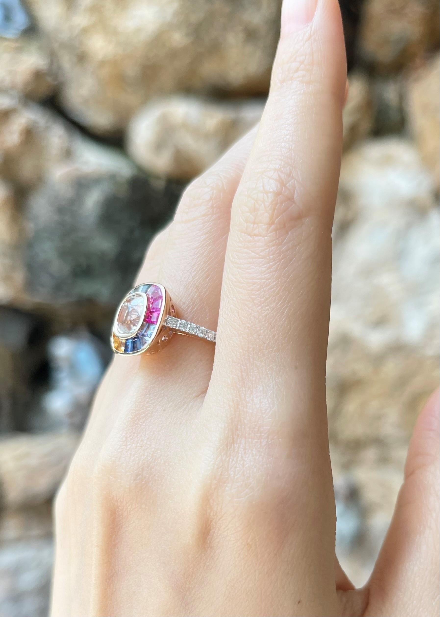Weißer Saphir 1,93 Karat, regenbogenfarbener Saphir 1,25 Karat und Diamant 0,26 Karat Ring in 18K Rose Gold Fassung

Breite:  1.3 cm 
Länge: 1.3 cm
Ringgröße: 54
Gesamtgewicht: 4,97 Gramm

