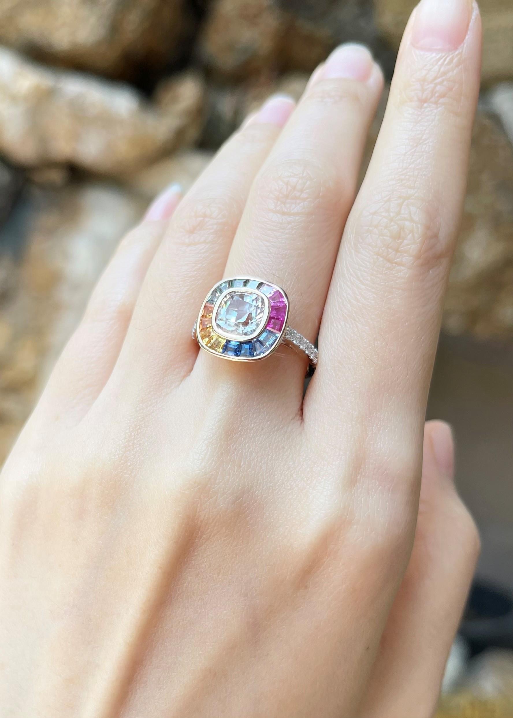 Weißer Saphir, regenbogenfarbener Saphir und Diamantring aus 18 Karat Roségold (Zeitgenössisch) im Angebot