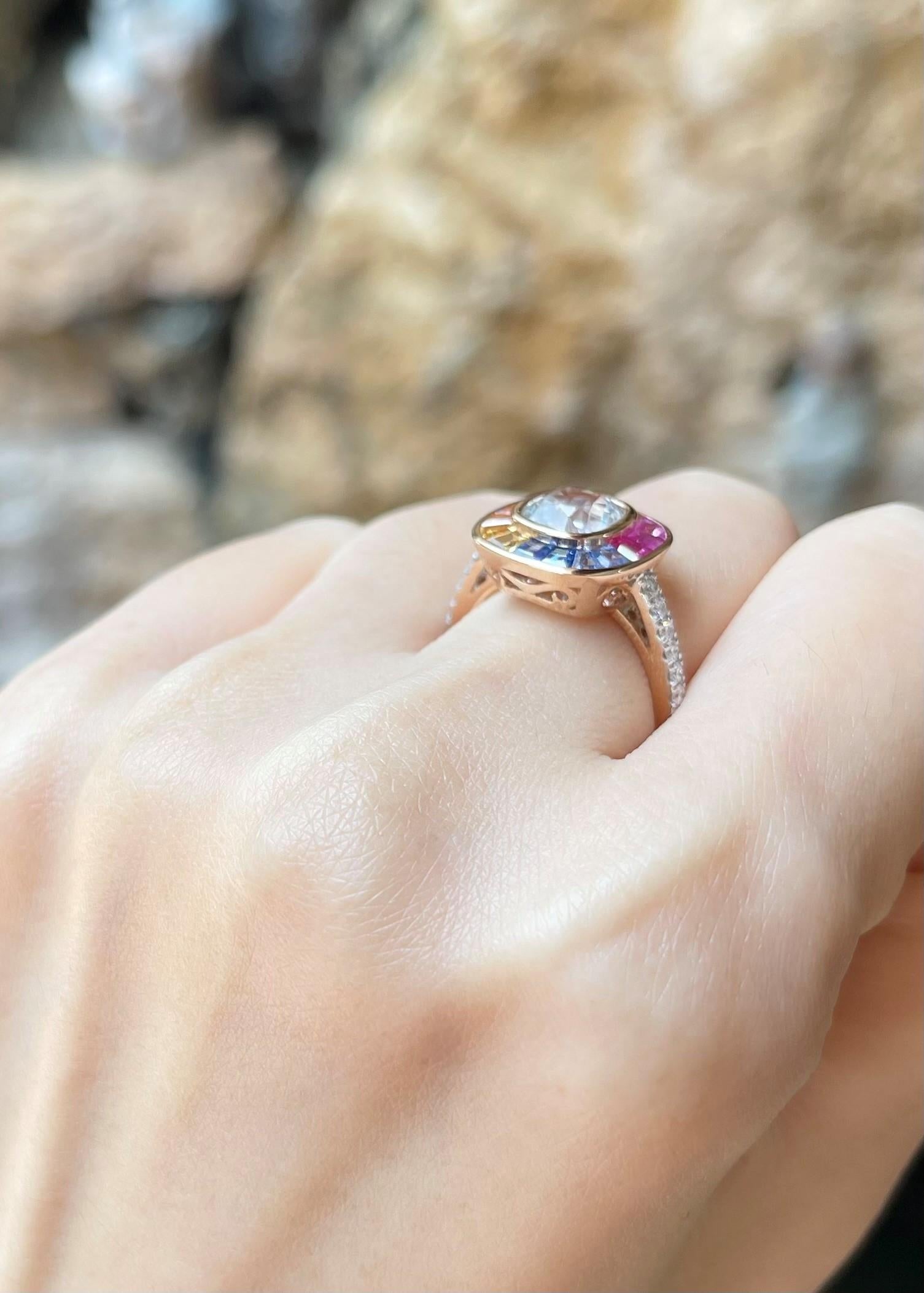 Weißer Saphir, regenbogenfarbener Saphir und Diamantring aus 18 Karat Roségold im Zustand „Neu“ im Angebot in Bangkok, TH