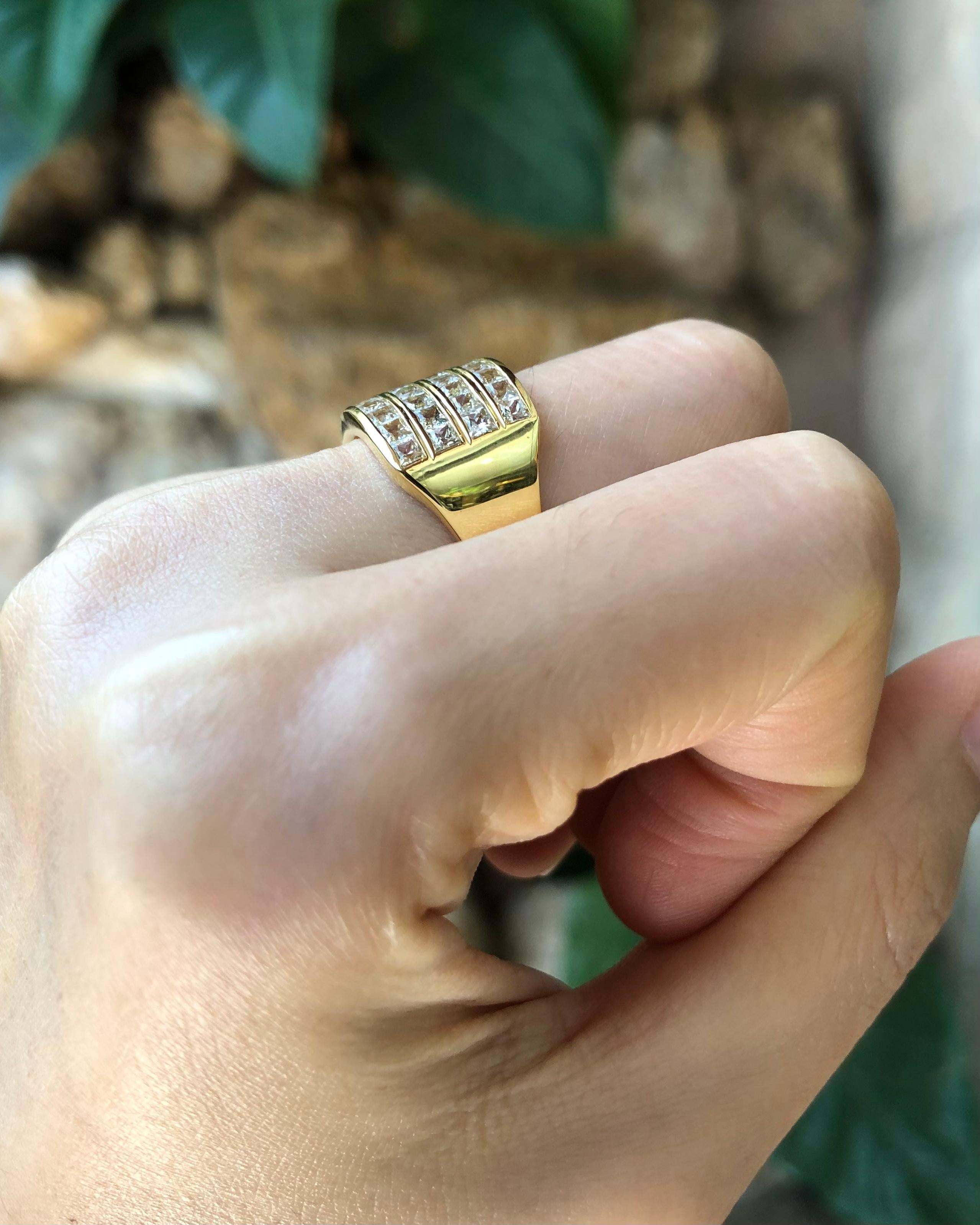 Ring mit weißem weißem Saphir in 18 Karat Goldfassung (Carréschliff) im Angebot