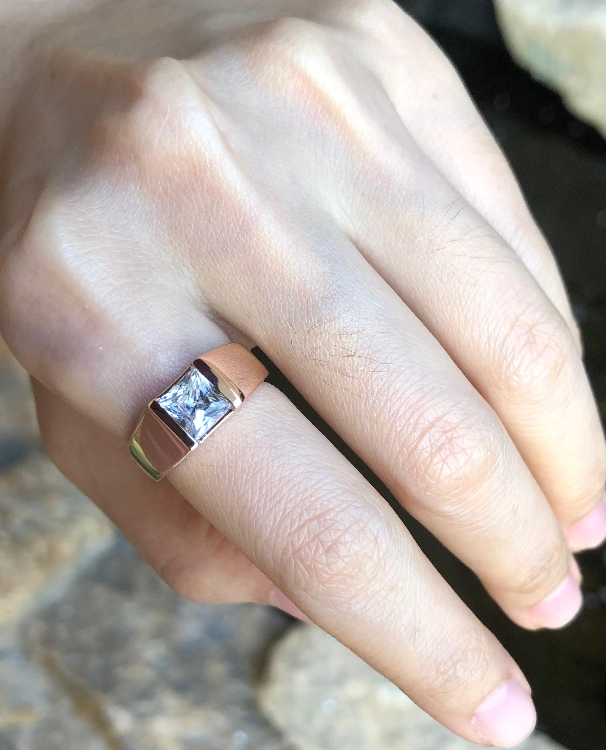 Anillo de zafiro blanco engastado en oro rosa de 18 quilates en venta 1