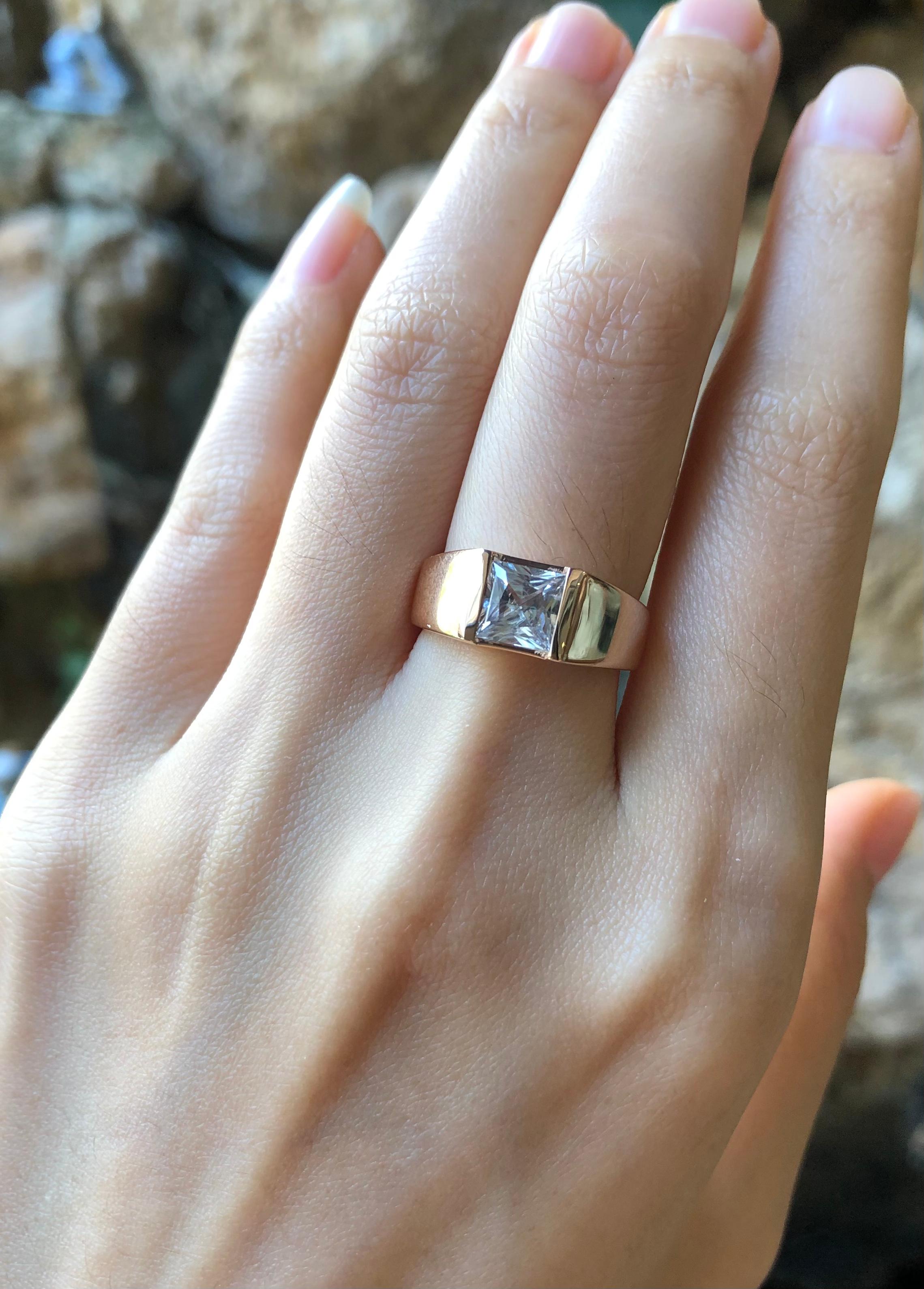 Anillo de zafiro blanco engastado en oro rosa de 18 quilates en venta 2