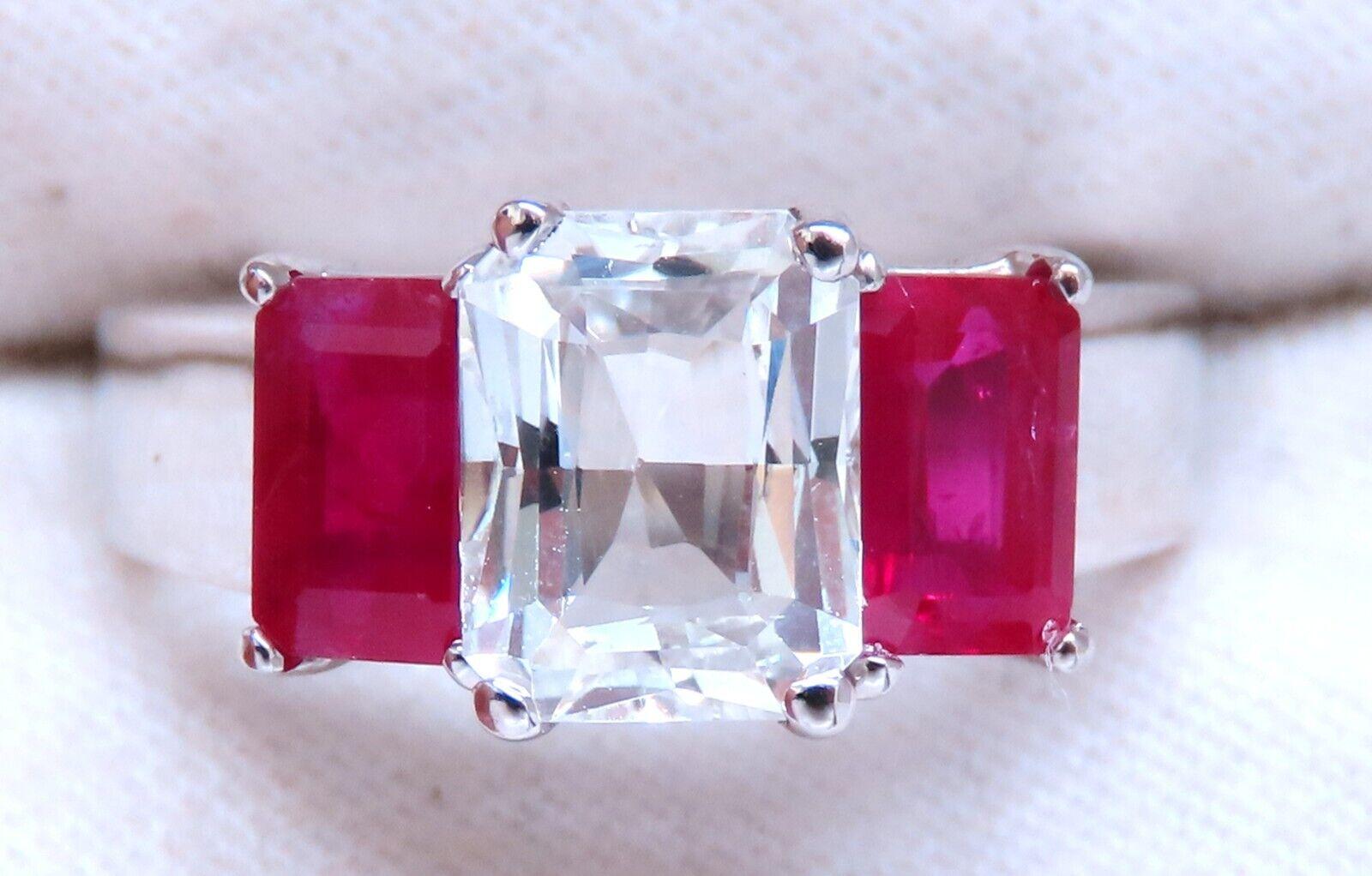 Anello con zaffiro bianco e rubino in platino In condizioni Nuovo in vendita a New York, NY