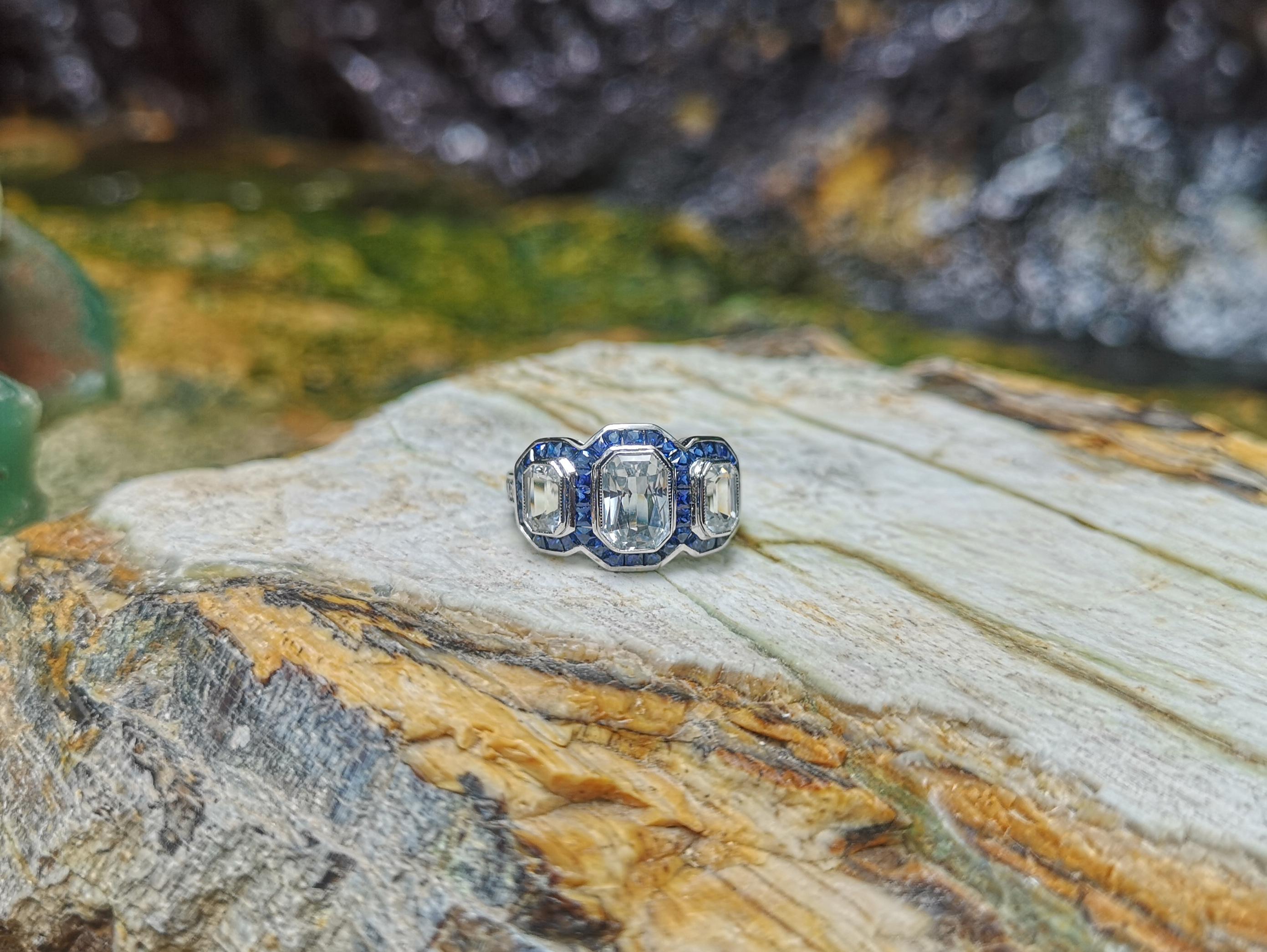 Ring aus 18 Karat Weißgold mit weißem Saphir mit blauem Saphir und Diamant im Angebot 1