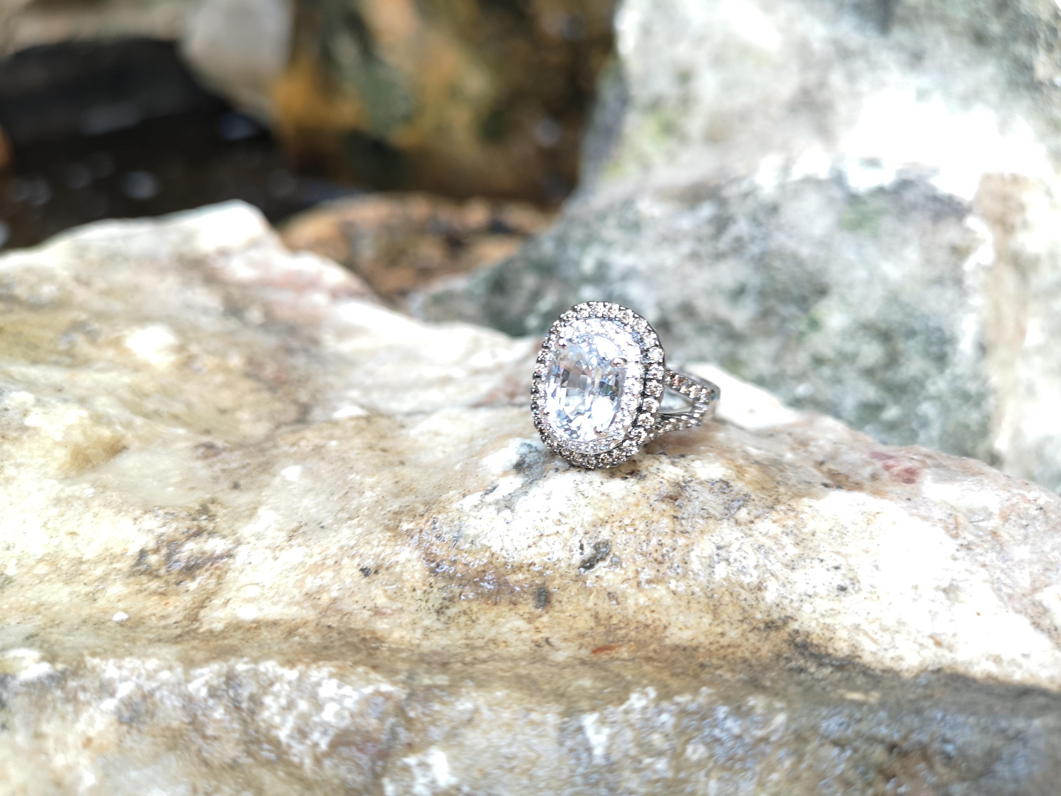 Weißer weißer Saphir mit braunem Diamant und Diamantring aus 18 Karat Weißgold (Ovalschliff) im Angebot
