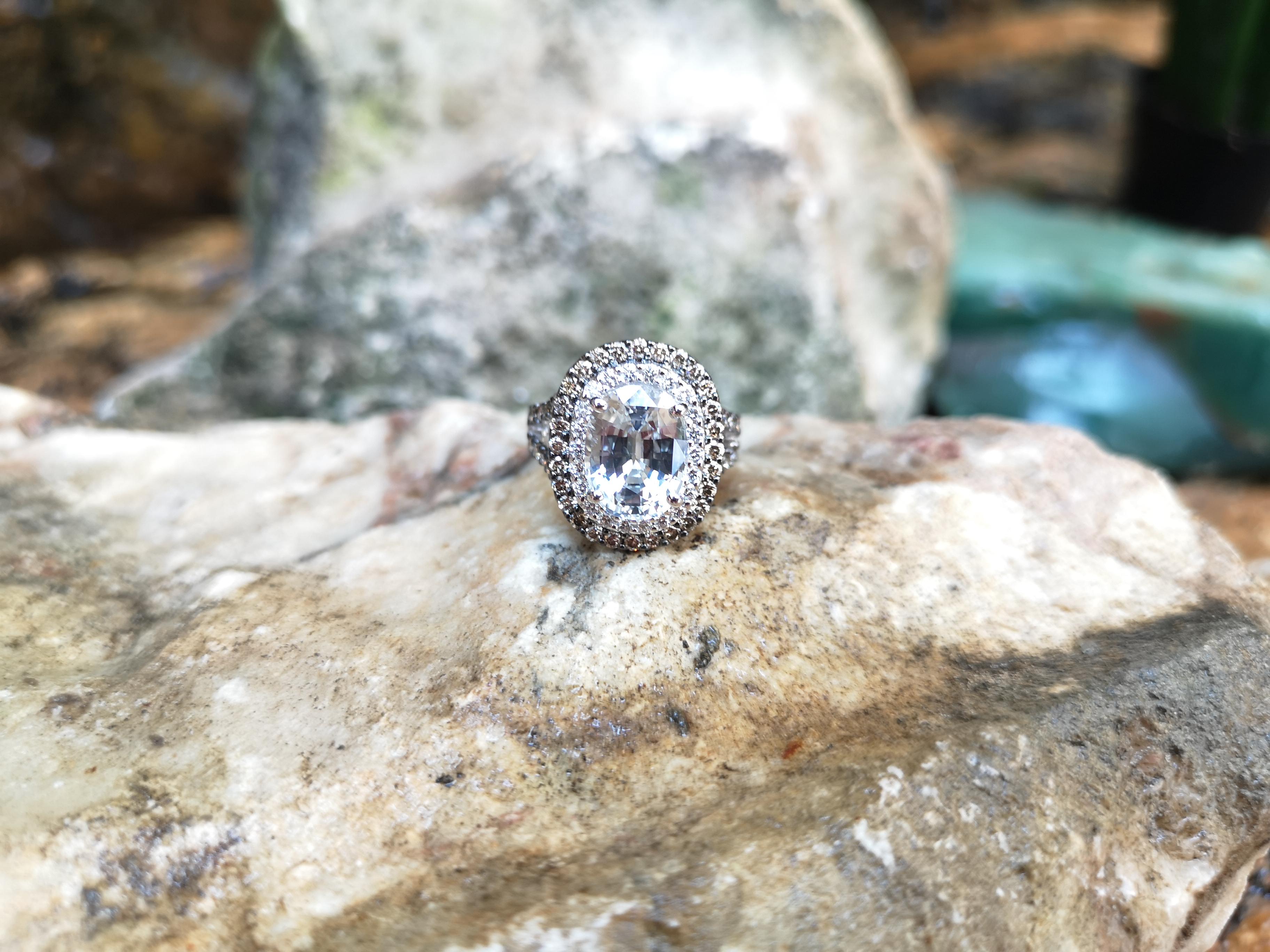 Weißer weißer Saphir mit braunem Diamant und Diamantring aus 18 Karat Weißgold im Zustand „Neu“ im Angebot in Bangkok, TH