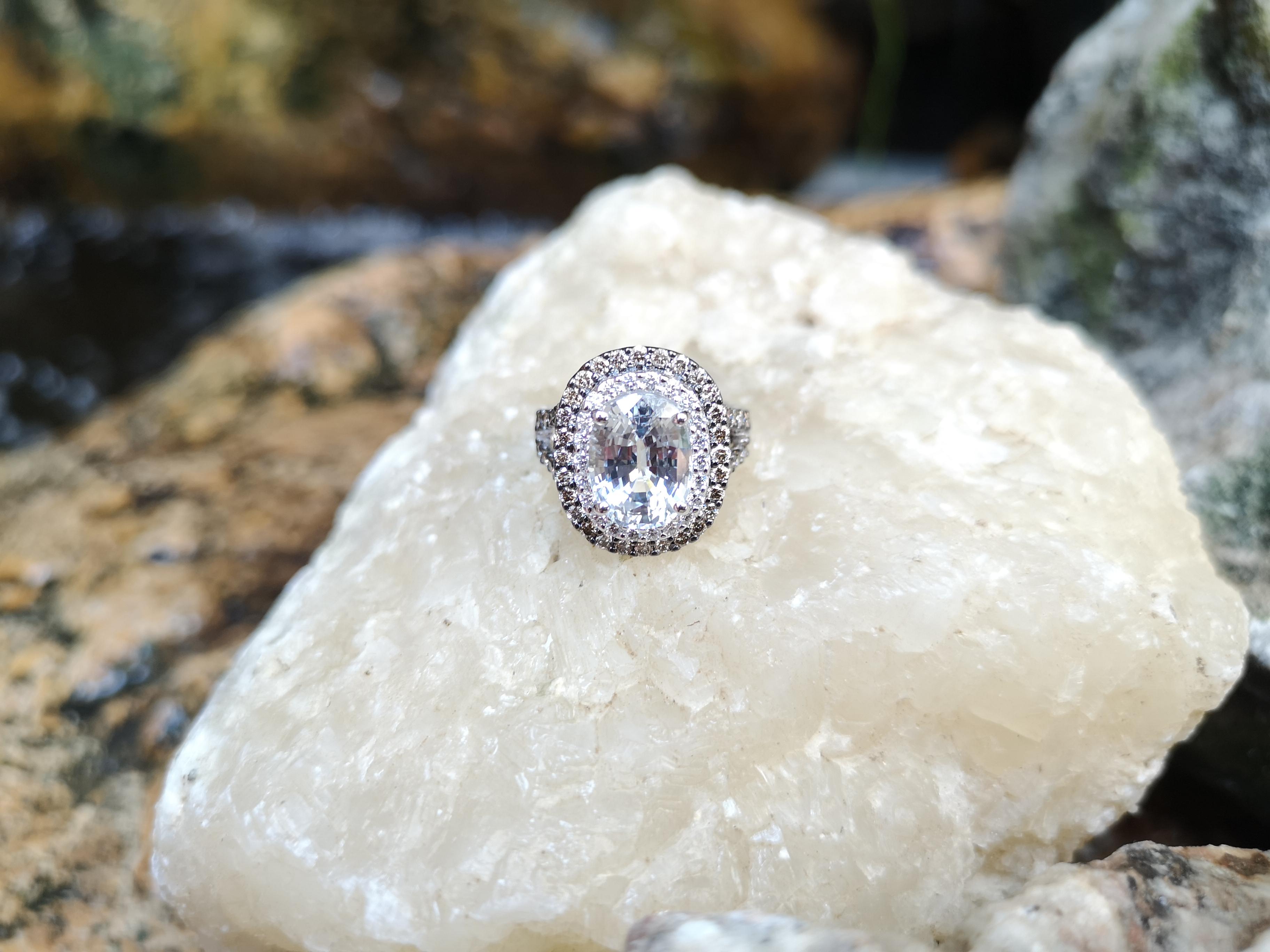 Weißer weißer Saphir mit braunem Diamant und Diamantring aus 18 Karat Weißgold Damen im Angebot