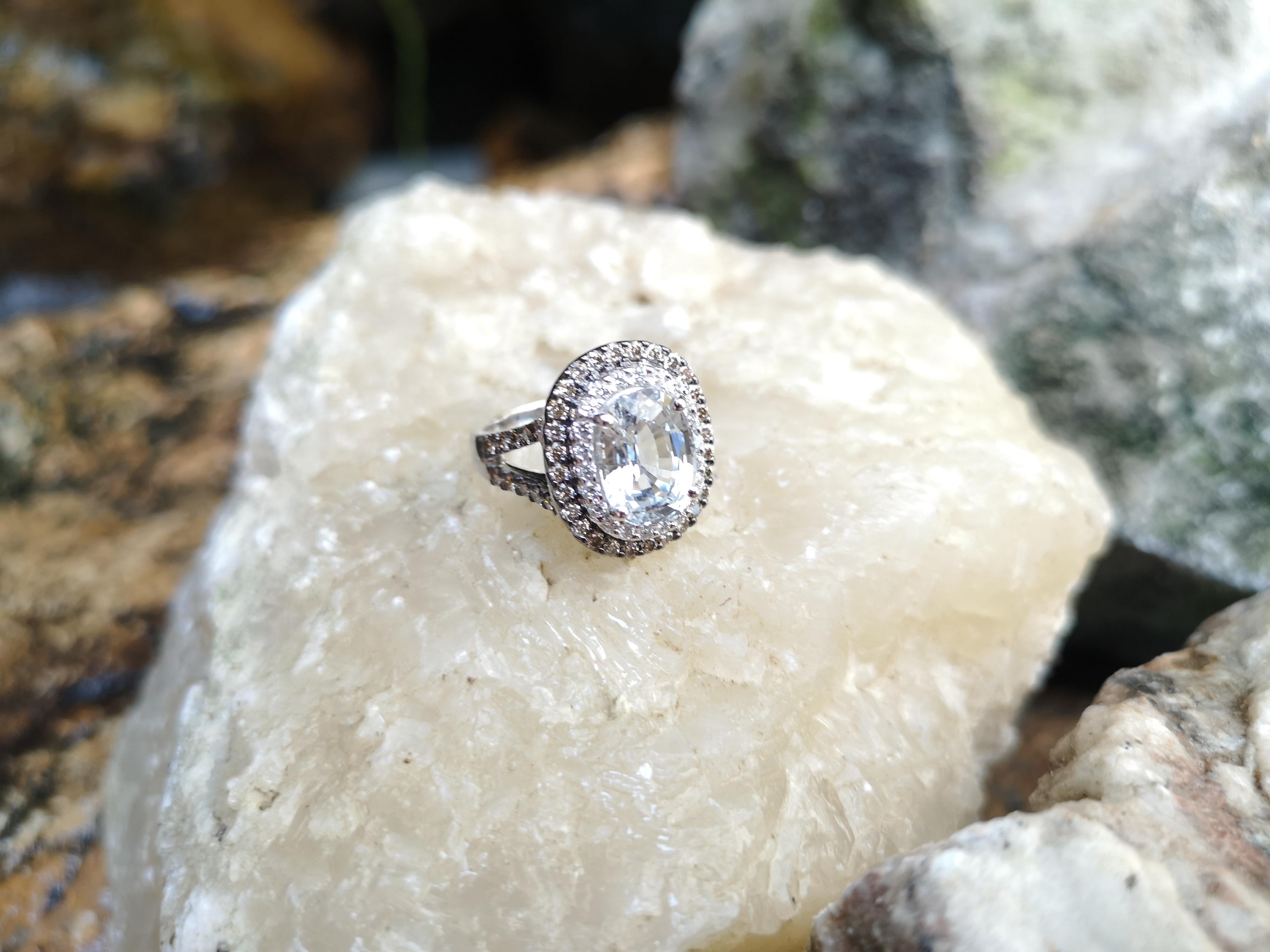Weißer weißer Saphir mit braunem Diamant und Diamantring aus 18 Karat Weißgold im Angebot 1