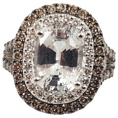 Anello con zaffiro bianco, diamante marrone e diamante incastonato in oro bianco 18 carati